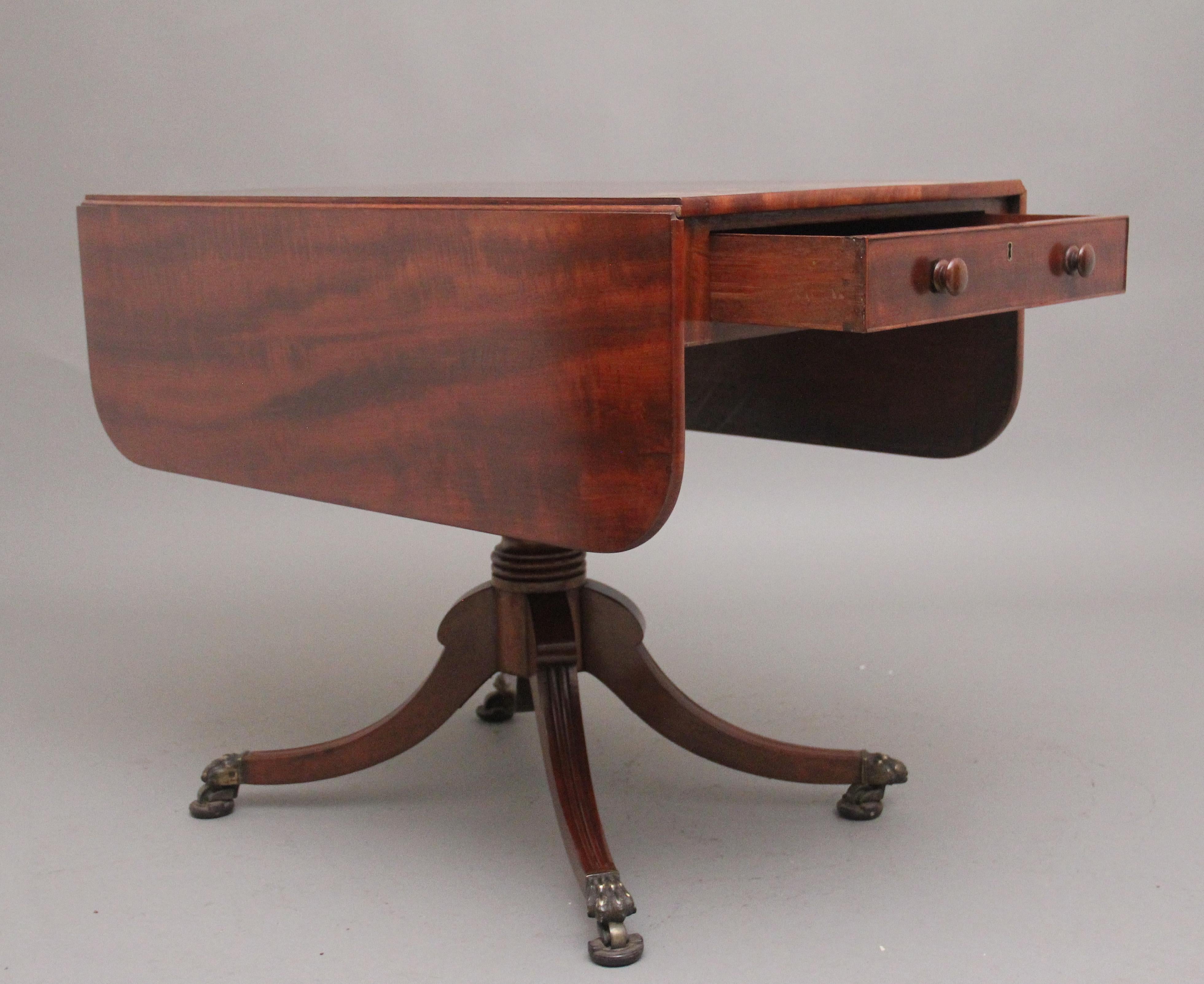 Table Pembroke en acajou du début du 19e siècle, avec un joli plateau en forme de goutte d'eau, un tiroir en acajou à une extrémité avec les poignées d'origine en bois tourné, et un faux tiroir à l'autre extrémité, soutenu par une colonne tournée et