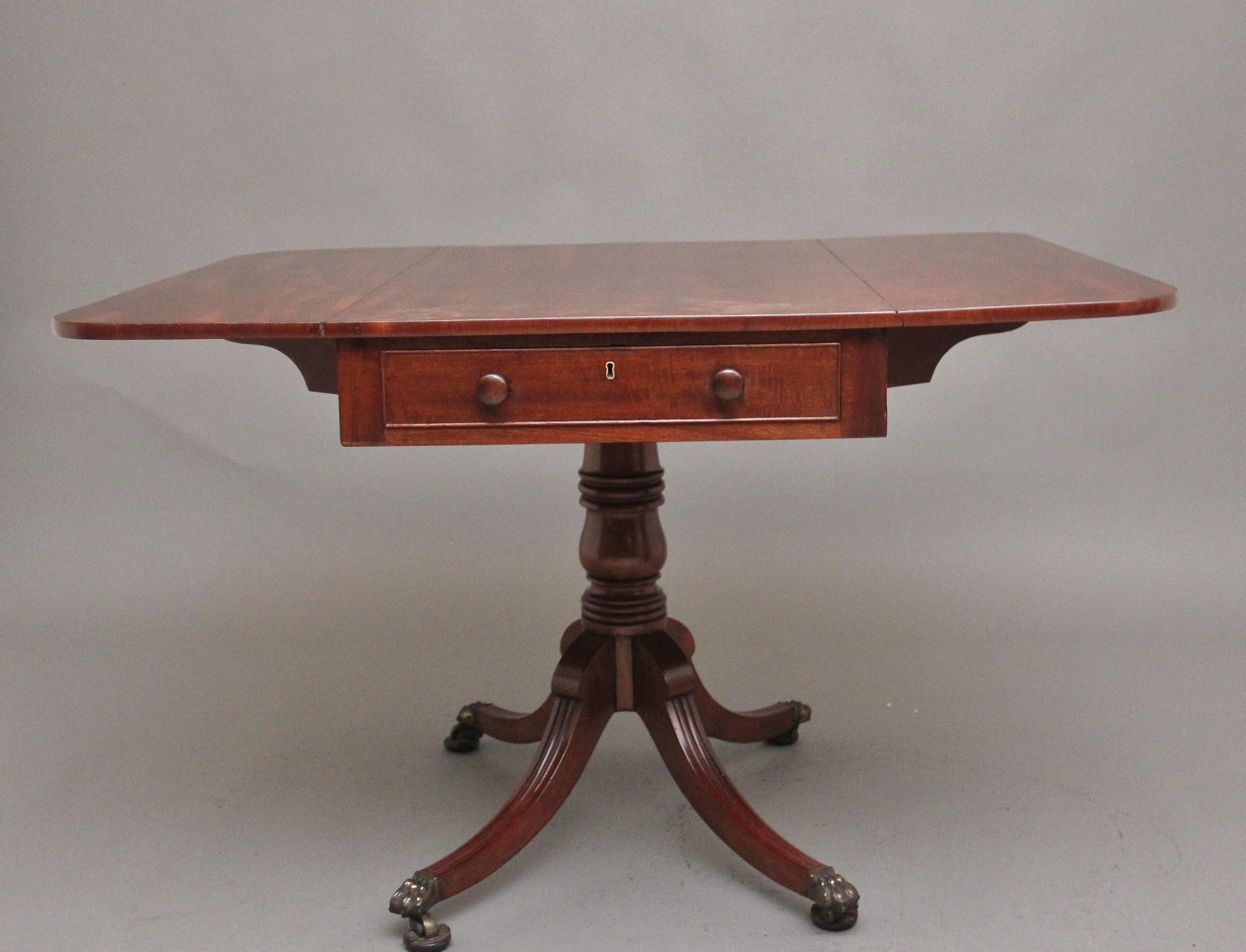 Milieu du XIXe siècle Table Pembroke en acajou du 19e siècle en vente