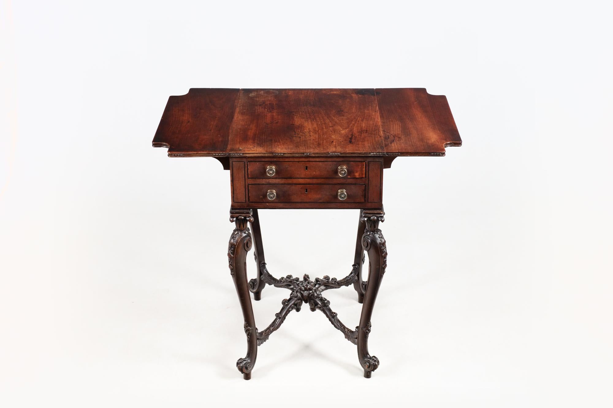 Mahagoni-Pembroke-Tisch des 19. Jahrhunderts mit Beinen im Chippendale-Stil (Irisch) im Angebot