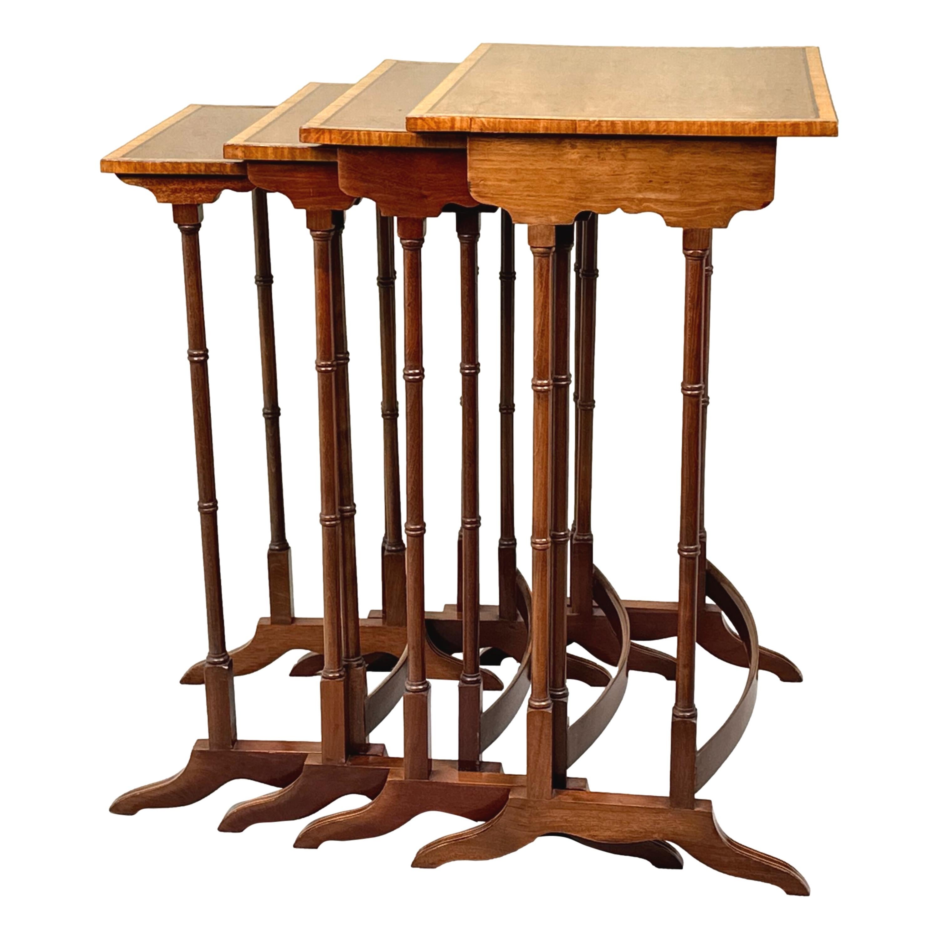 Un ensemble de quatre tables basses rectangulaires en quartetto de la fin du 19e siècle en acajou, avec des plateaux à panneaux superbement figurés, des filets ébonisés et des bandes transversales en bois satiné, reposant sur d'élégants supports