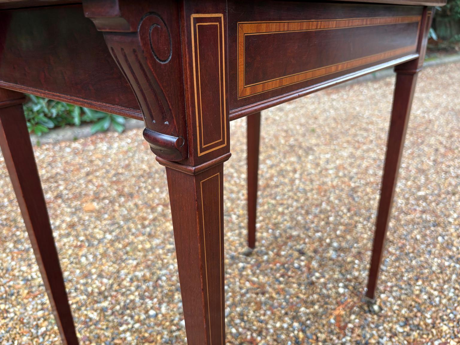Table à cartes en acajou et satiné du 19e siècle en vente 2