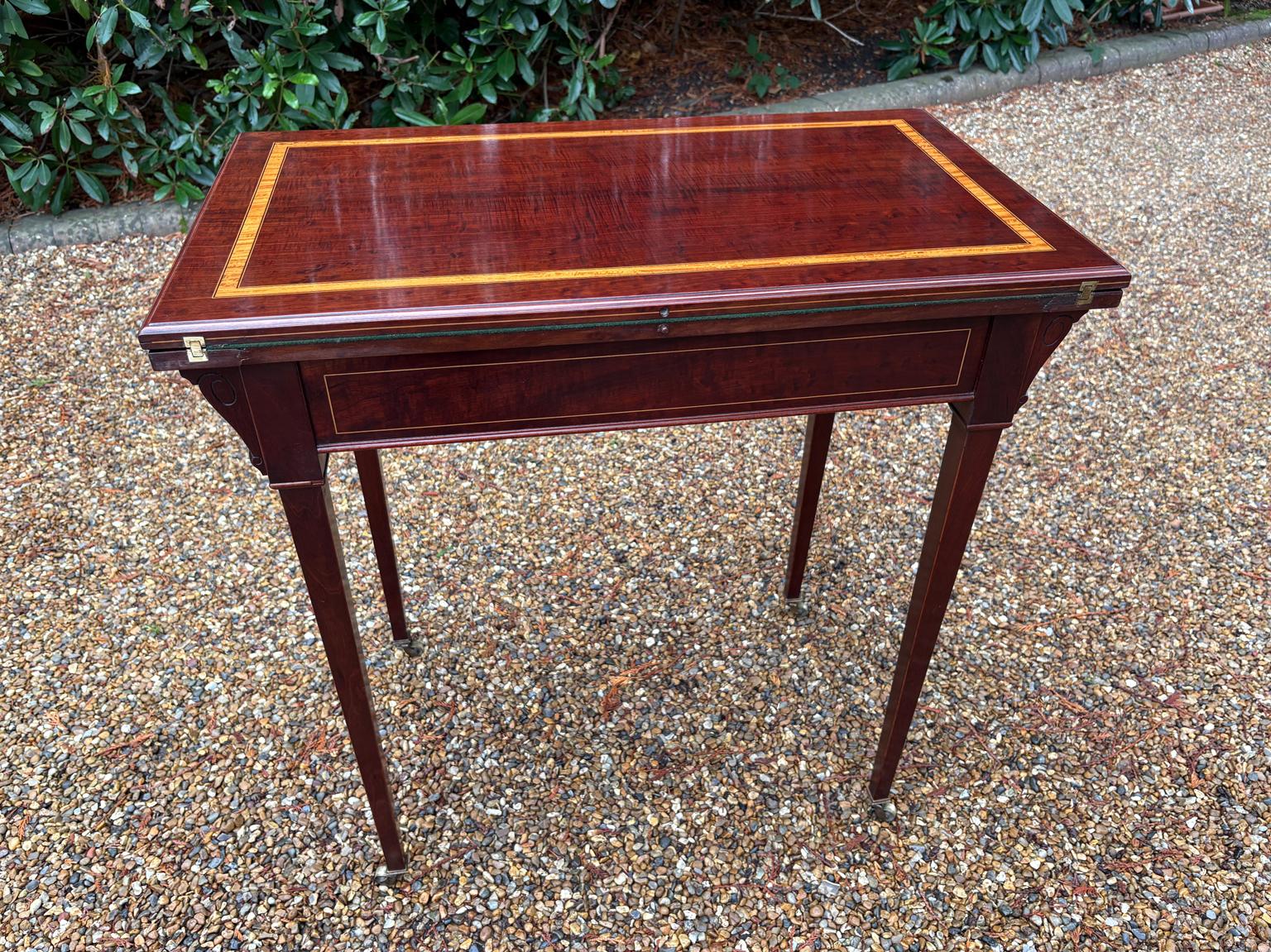 Table à cartes en acajou et satiné du 19e siècle en vente 3