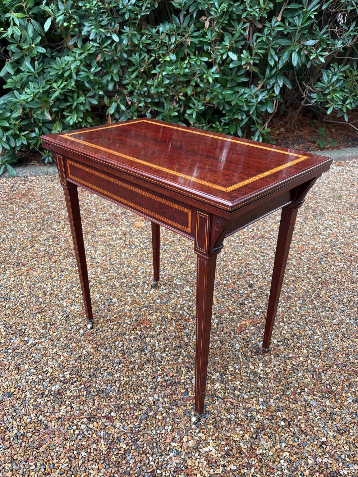 Édouardien Table à cartes en acajou et satiné du 19e siècle en vente