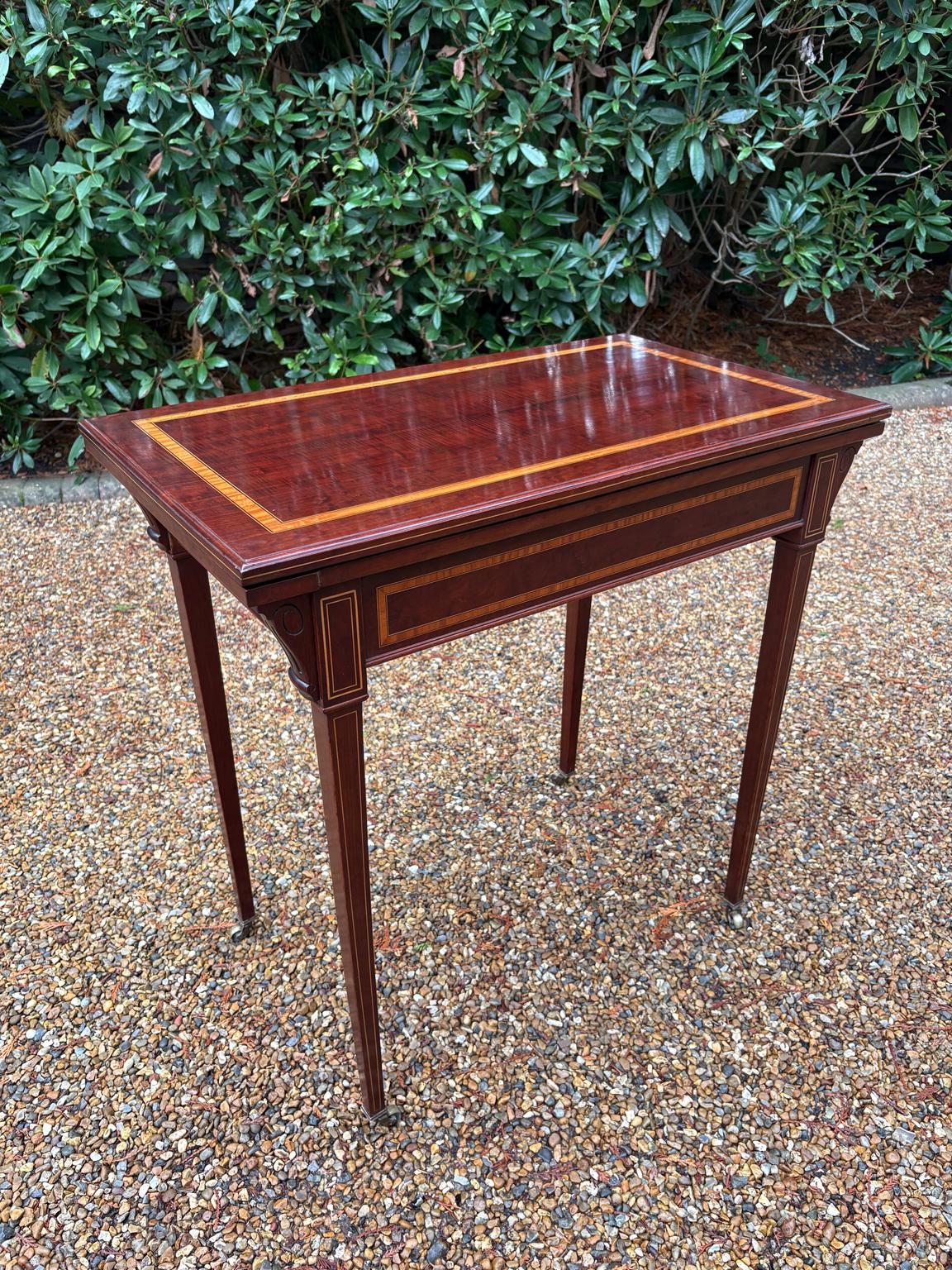 Britannique Table à cartes en acajou et satiné du 19e siècle en vente