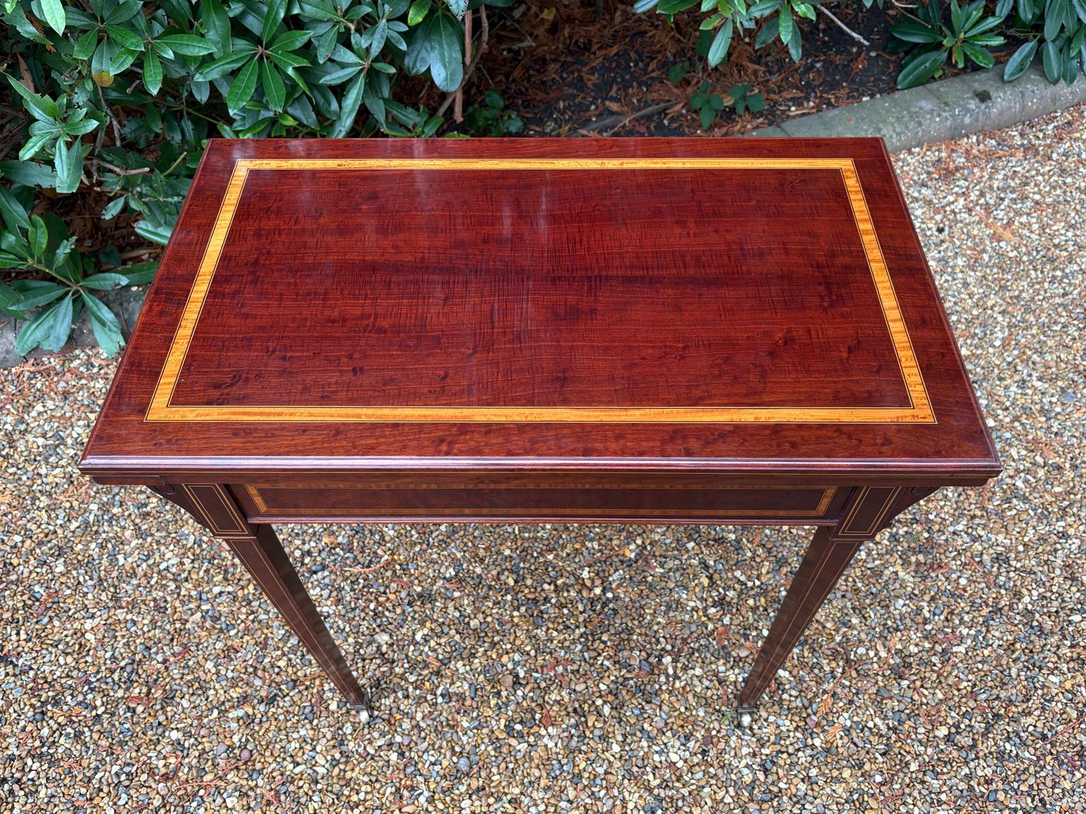 Fait main Table à cartes en acajou et satiné du 19e siècle en vente