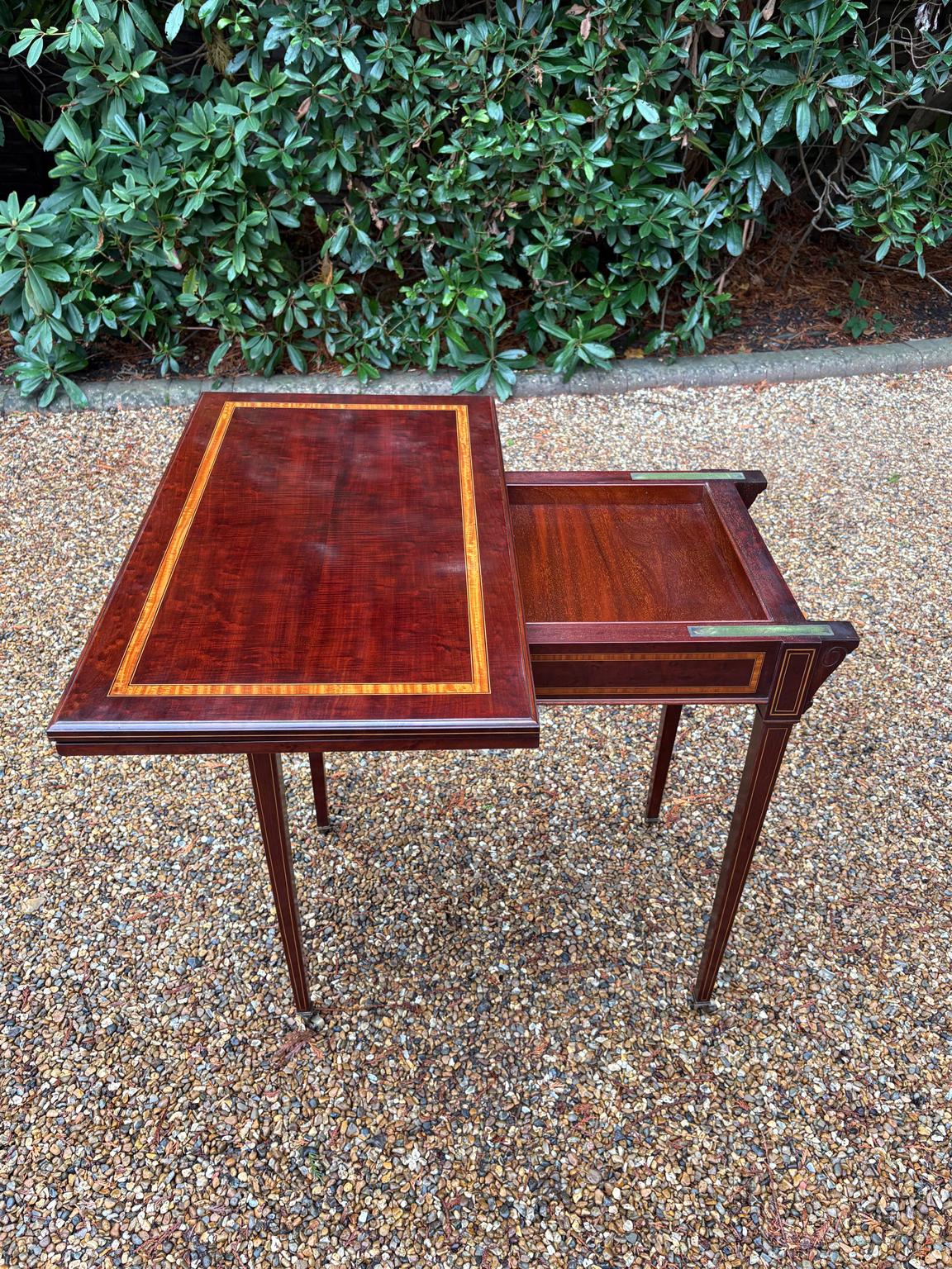 XIXe siècle Table à cartes en acajou et satiné du 19e siècle en vente