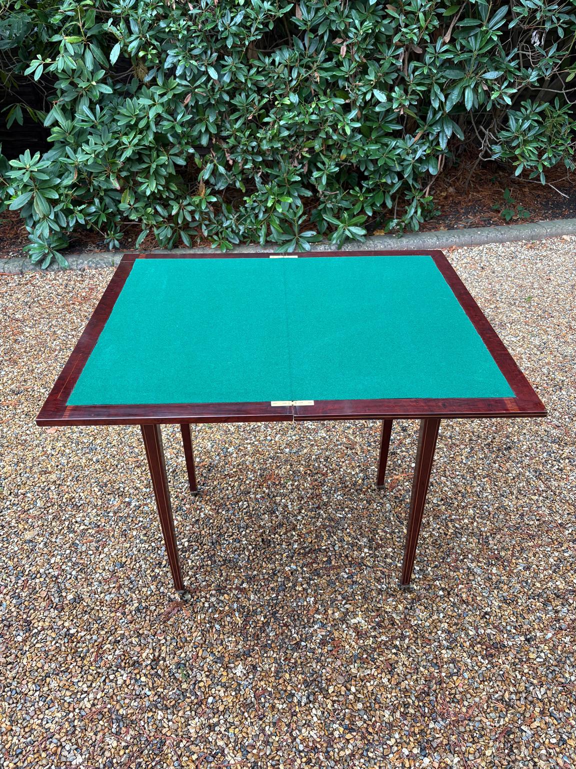 Acajou Table à cartes en acajou et satiné du 19e siècle en vente