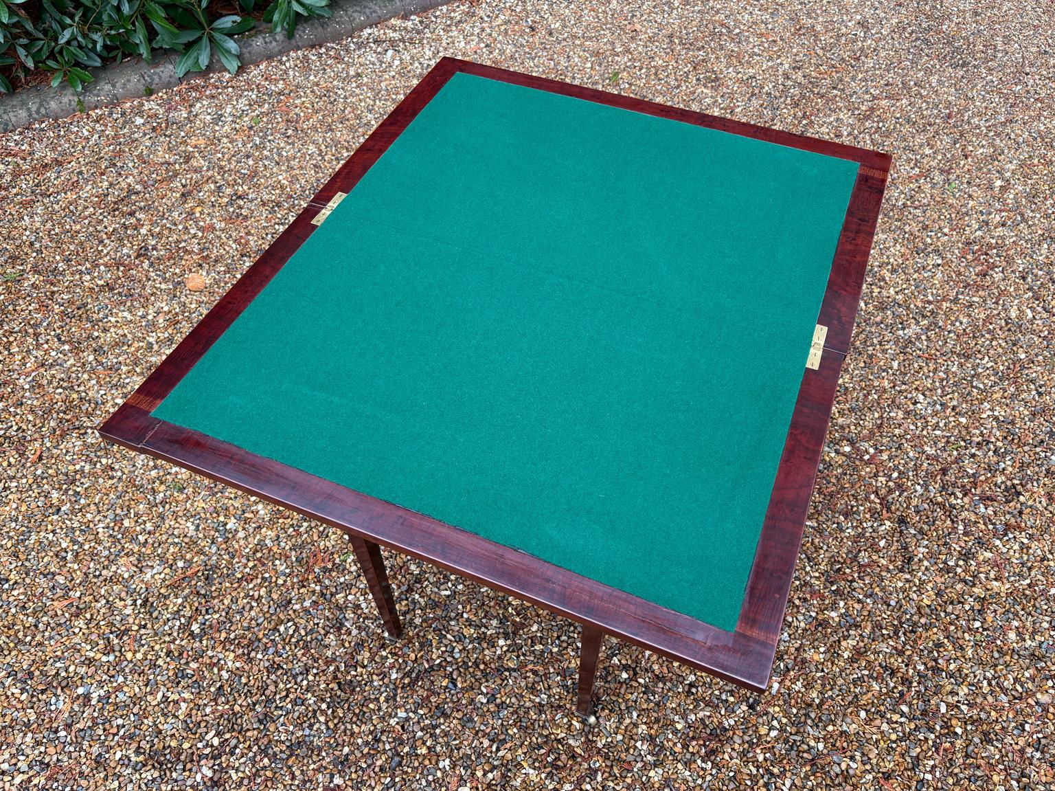 Table à cartes en acajou et satiné du 19e siècle en vente 1