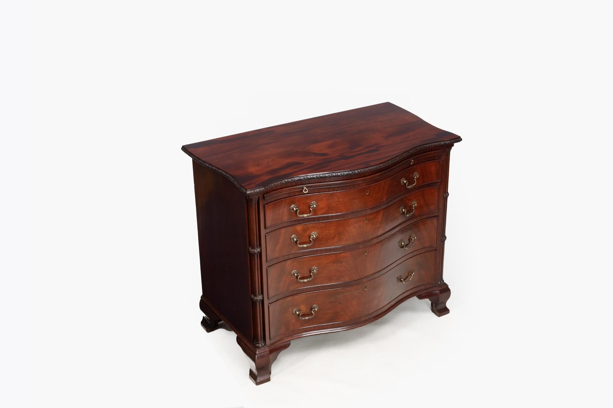 Georgian 19th Century Mahogany Serpentine Chest of Drawers For Sale
