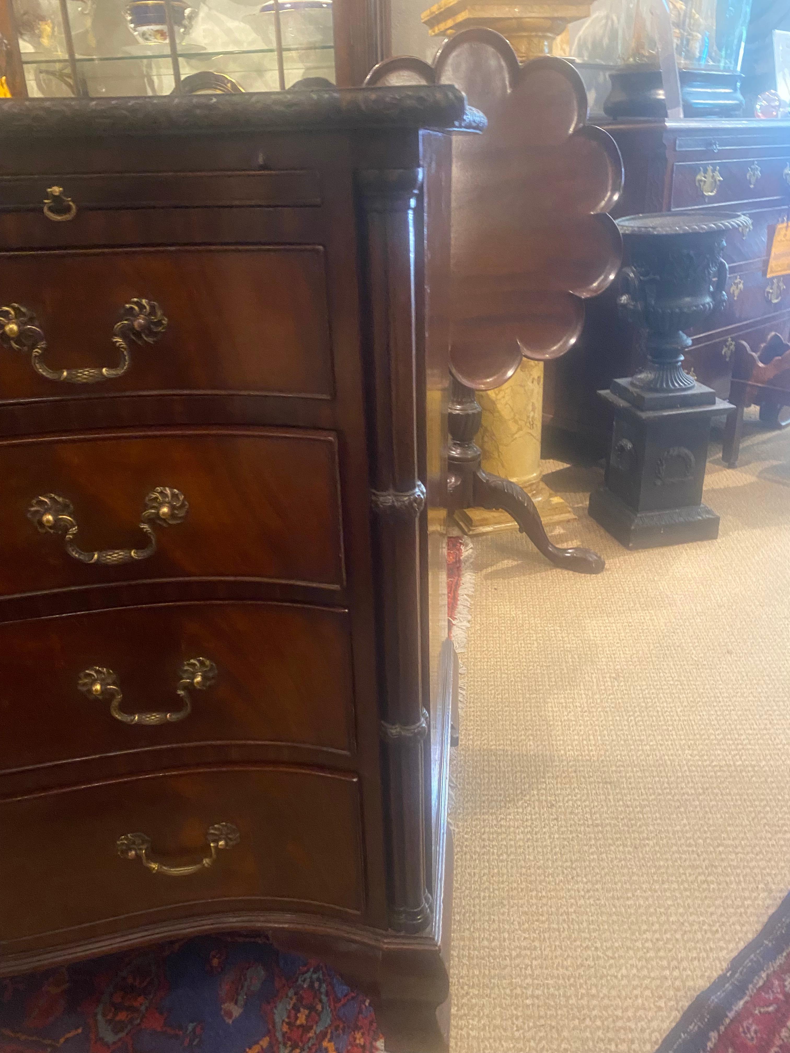 19th Century Mahogany Serpentine Chest of Drawers In Excellent Condition For Sale In Dublin 8, IE