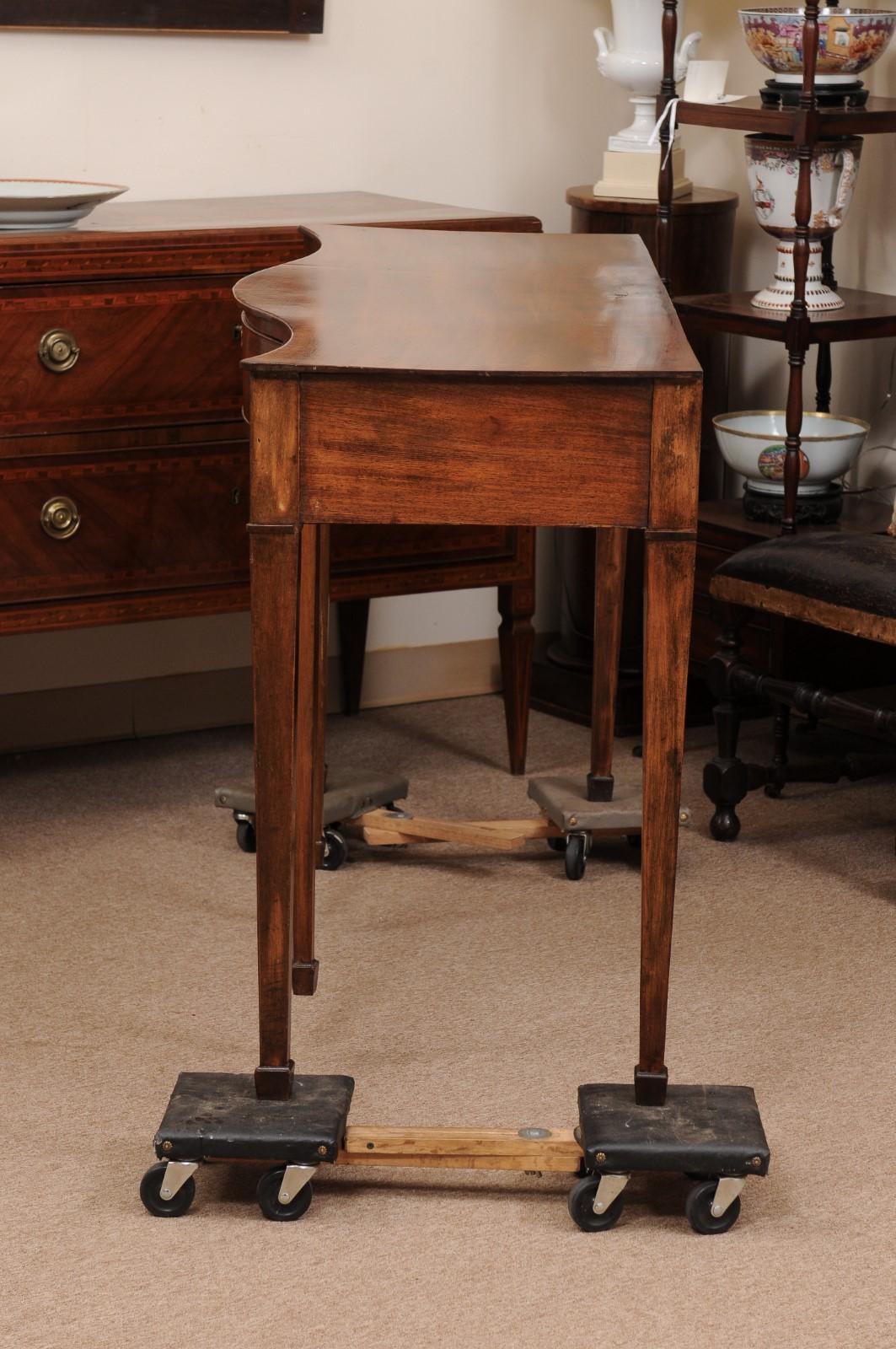 19th Century Mahogany Serving Serpentine Table with 3 Drawers For Sale 8