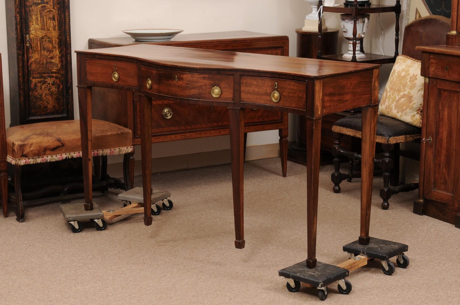 19th Century Mahogany Serving Serpentine Table with 3 Drawers For Sale 9