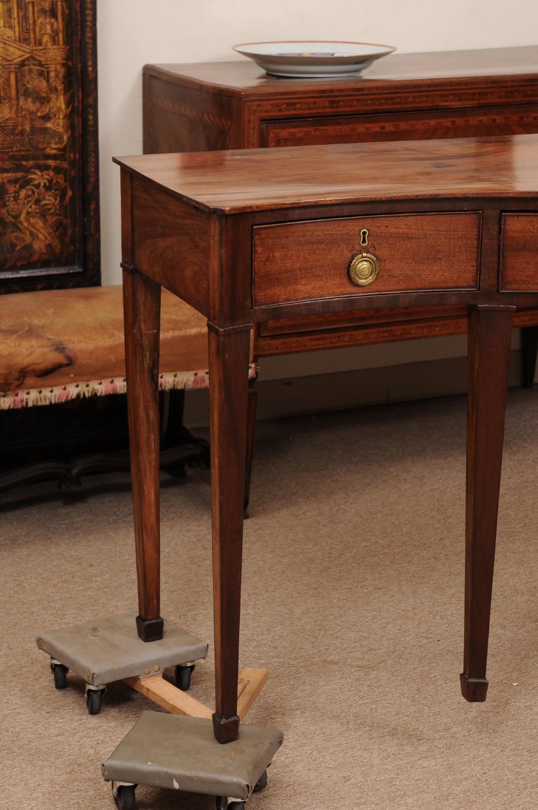 19th Century Mahogany Serving Serpentine Table with 3 Drawers For Sale 1