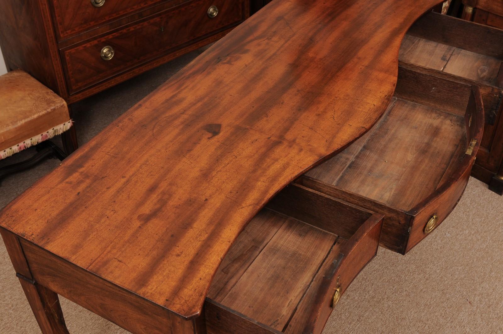 19th Century Mahogany Serving Serpentine Table with 3 Drawers For Sale 4