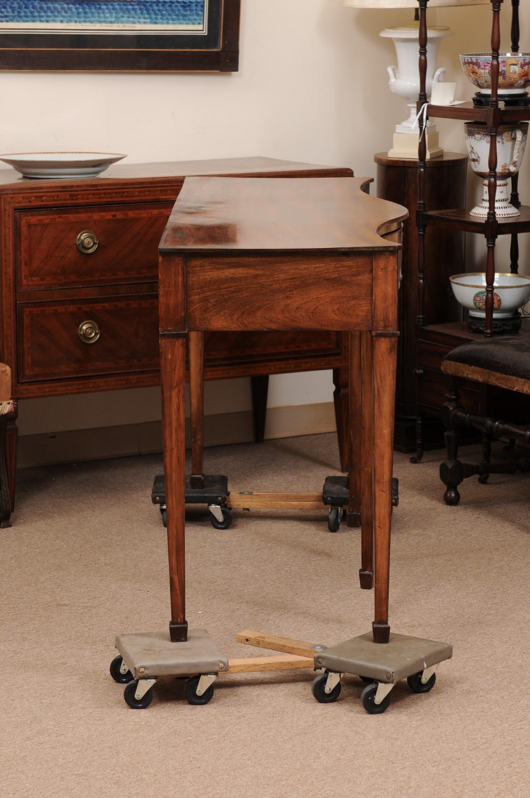 19th Century Mahogany Serving Serpentine Table with 3 Drawers For Sale 5