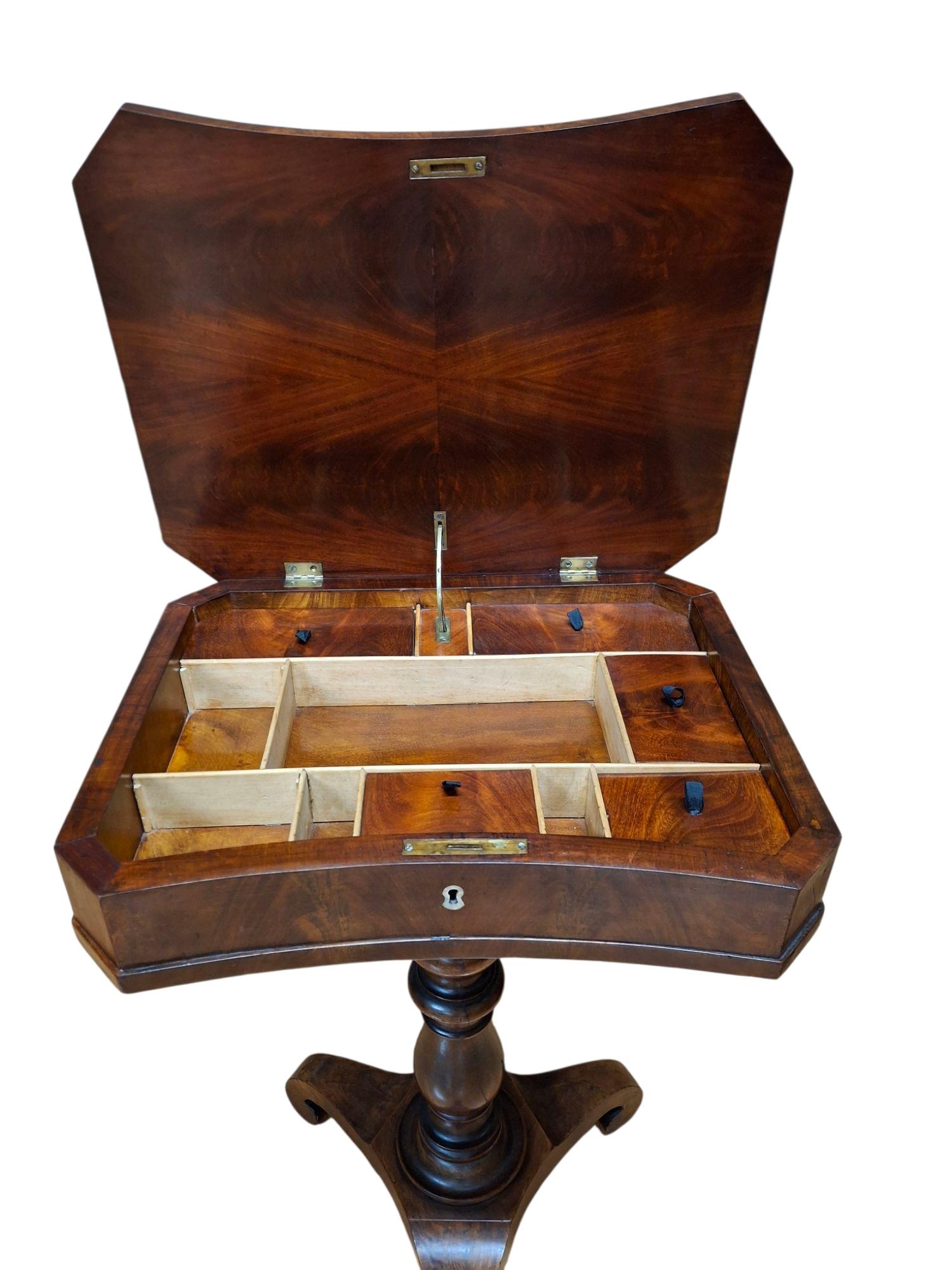 Charmante table de couture du 19e siècle en acajou avec de multiples compartiments intérieurs (quelques couvercles manquants), pied pilier tourné sur la base.

18,5