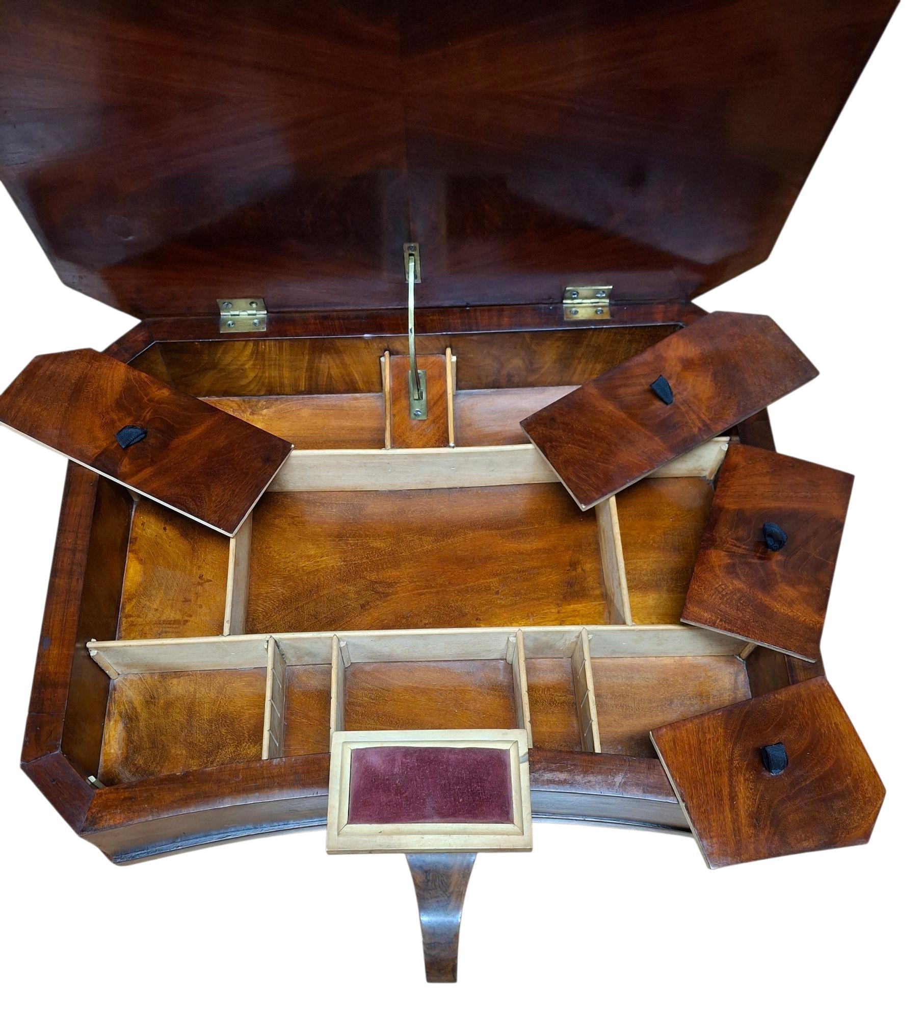 Biedermeier Table de couture en acajou du 19e siècle en vente