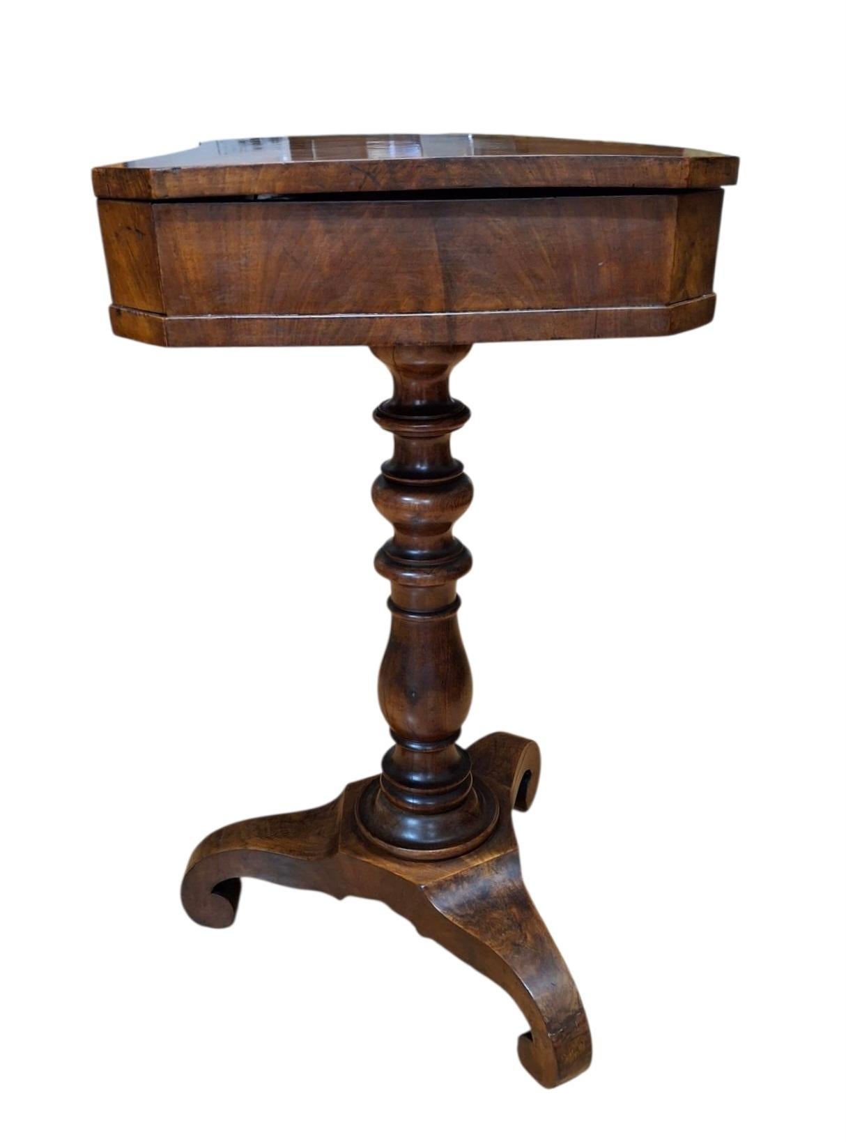 Table de couture en acajou du 19e siècle Bon état - En vente à San Francisco, CA