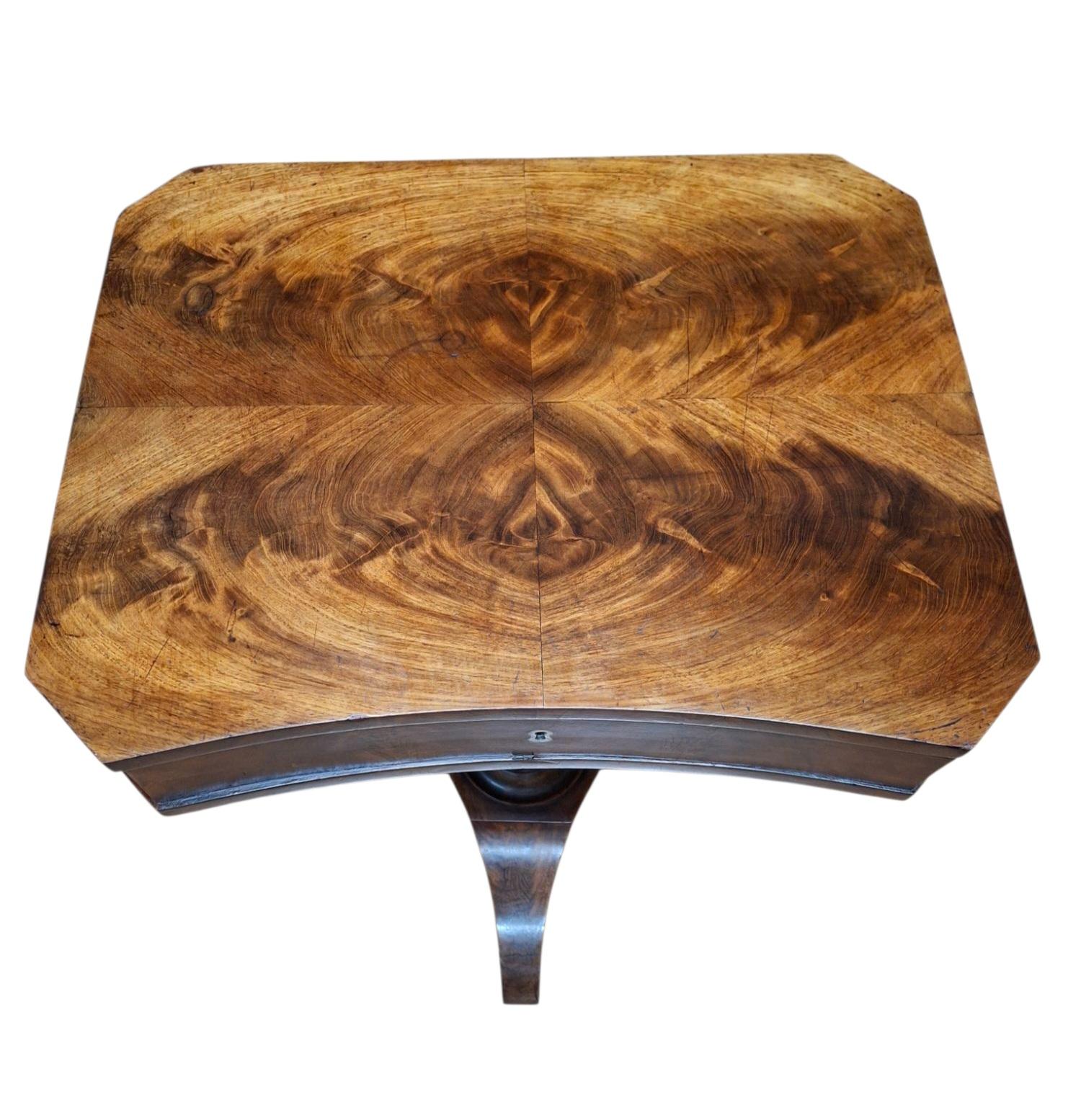 Acajou Table de couture en acajou du 19e siècle en vente
