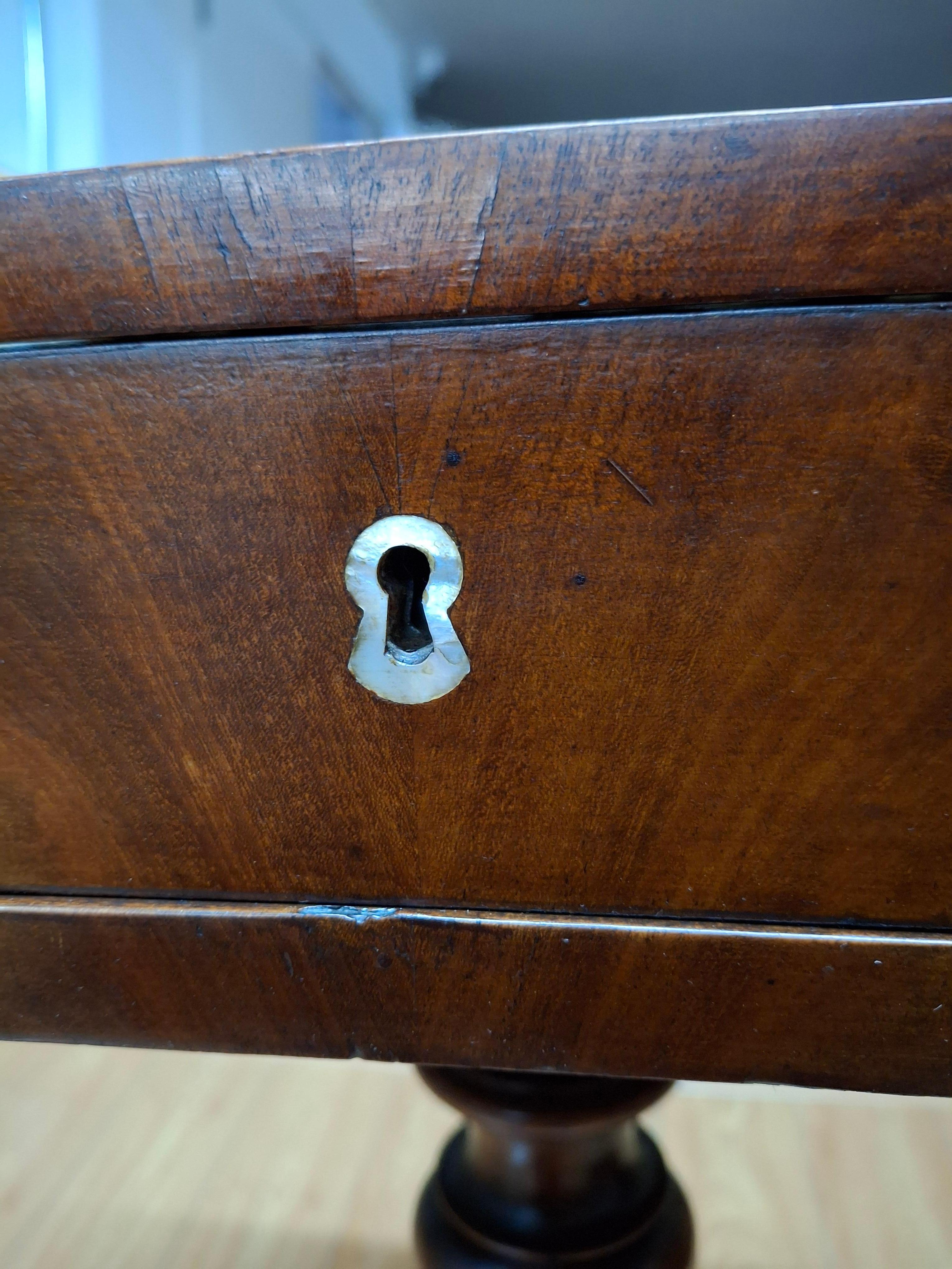 Table de couture en acajou du 19e siècle en vente 1