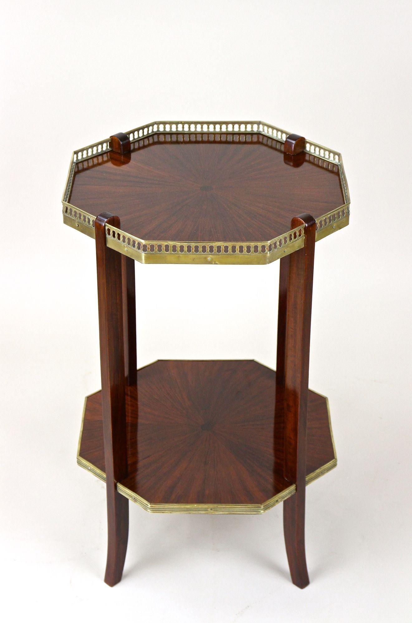 Magnifique table d'appoint française, entièrement restaurée, datant de la célèbre période Napoléon III en France vers 1870. Une table d'appoint unique en acajou, de forme octogonale, avec de nombreux détails délicats et superbement travaillés. Cette