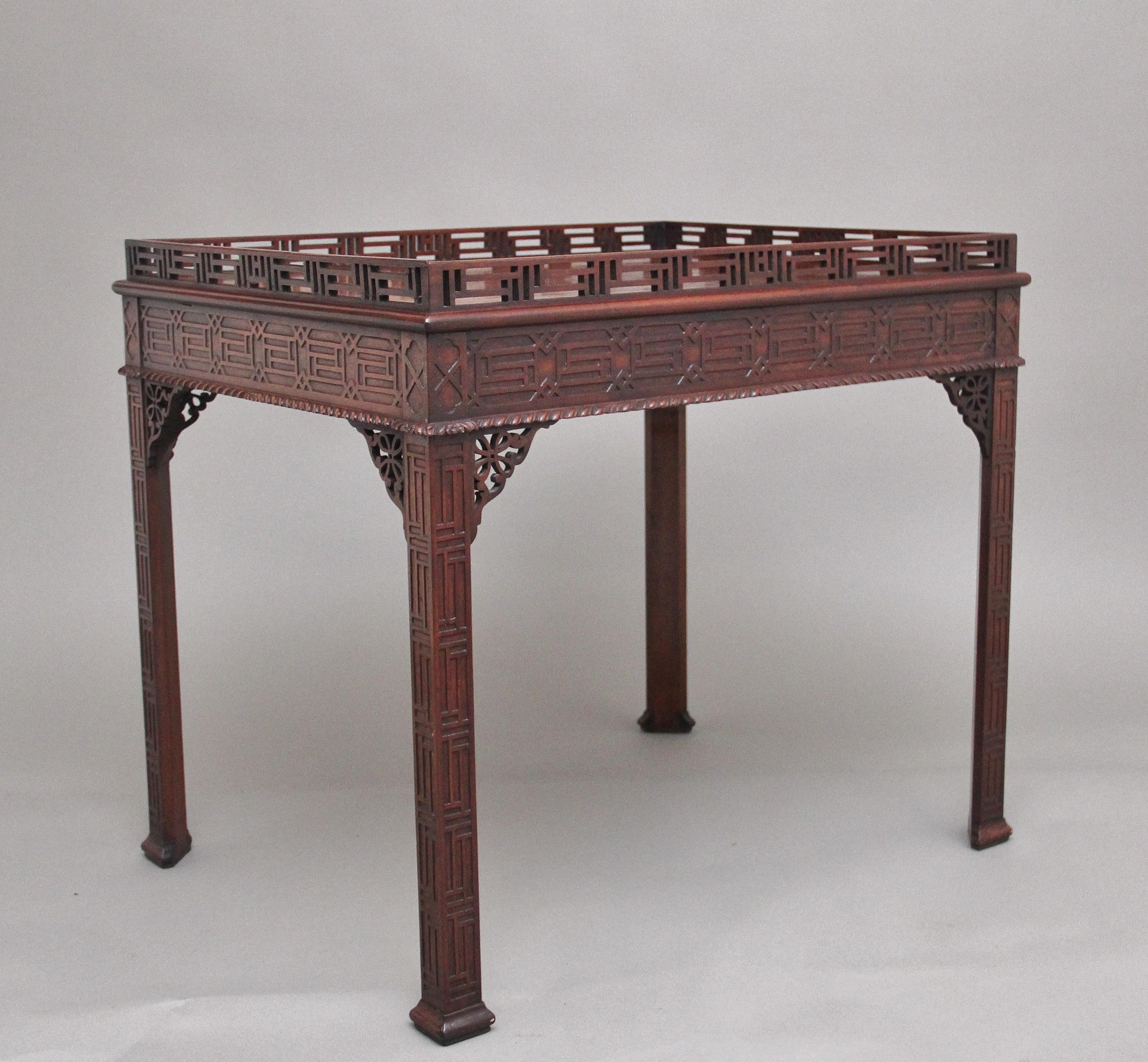 Mahagoni-Silbertisch aus dem 19. Jahrhundert  (Chinese Chippendale) im Angebot
