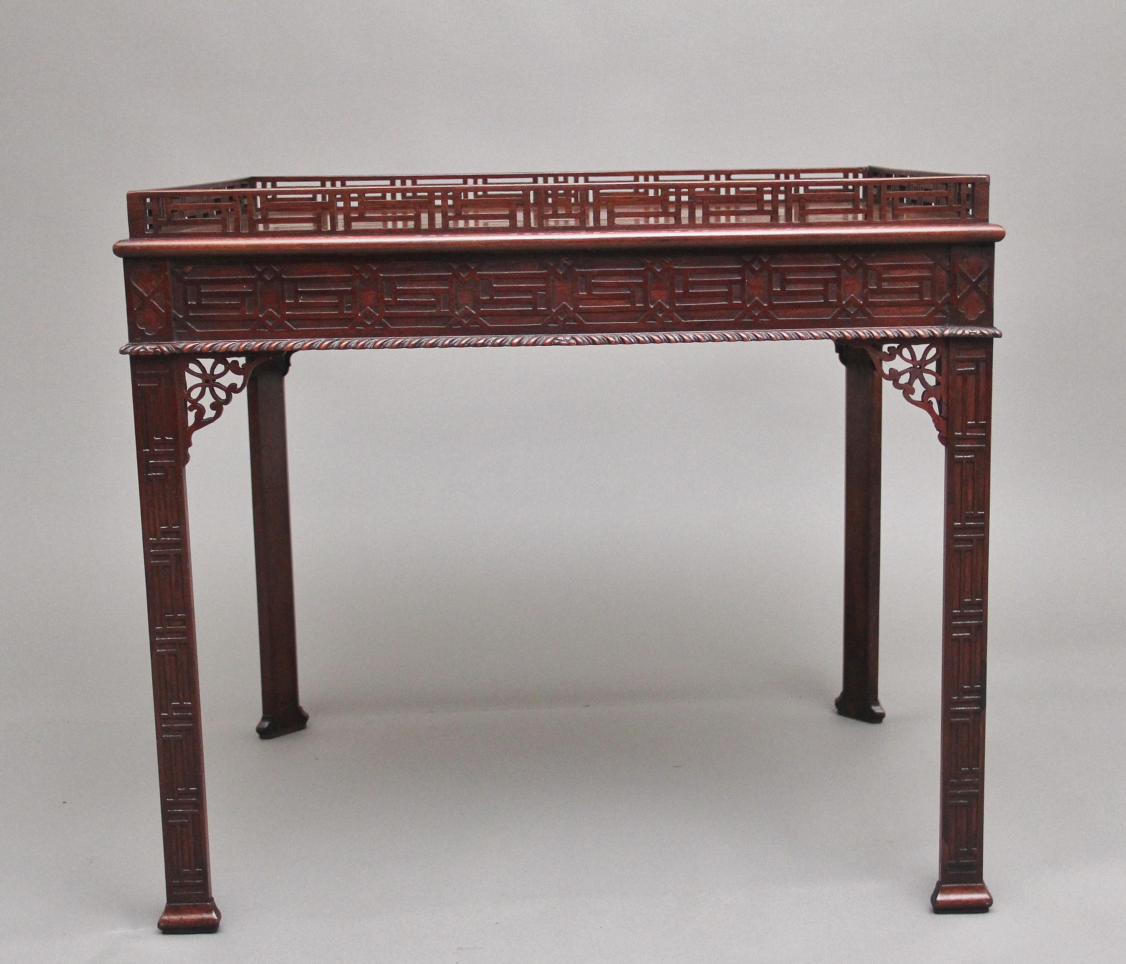 Mahagoni-Silbertisch aus dem 19. Jahrhundert  (Spätes 19. Jahrhundert) im Angebot
