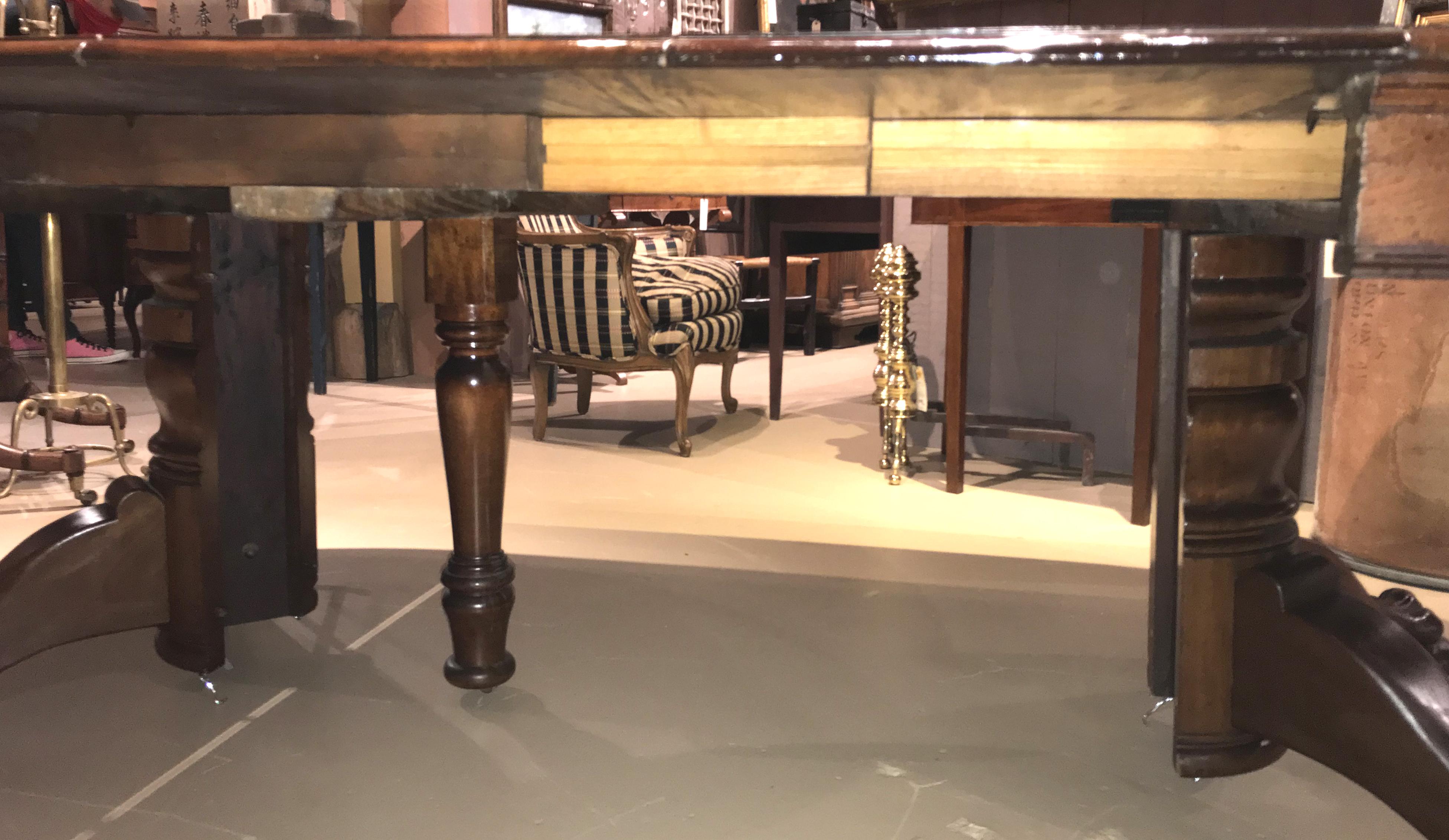 English 19th Century Mahogany Split Pedestal Round Dining Table with Splendid  Paw Feet