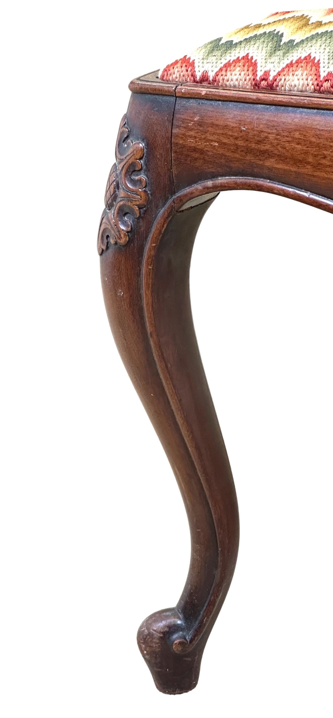 Eine sehr gute Qualität Mitte des 19. Jahrhunderts Mahagoni Hocker, von zierlichen Proportionen, mit attraktiven Handarbeit Drop-in-Sitz, um den Rahmen mit eleganten geschnitzten Dekoration, auf Cabriole Beine erhöht, Beibehaltung gute Farbe und