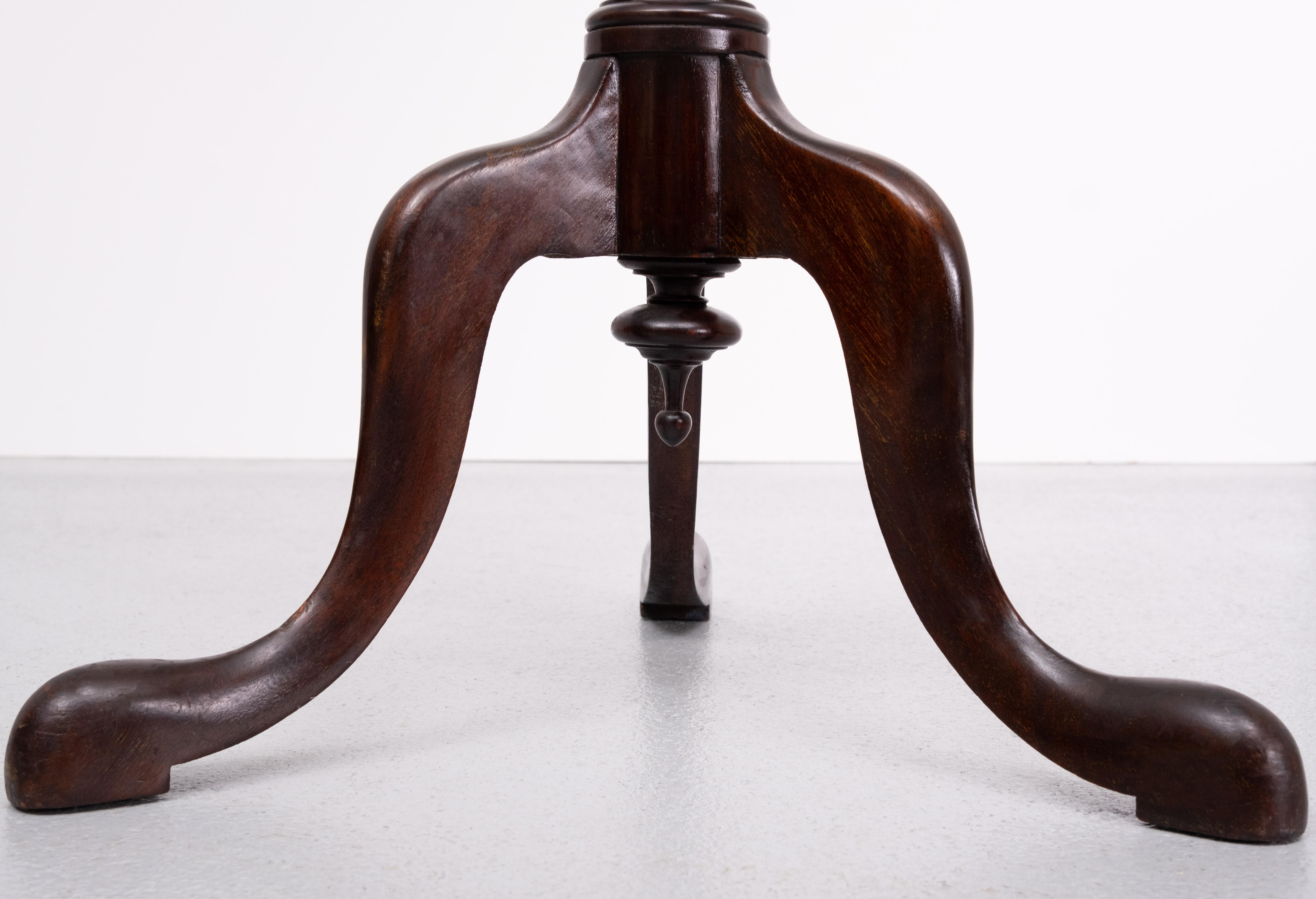 19th Century Mahogany tall Torchere Stand   In Good Condition For Sale In Den Haag, NL