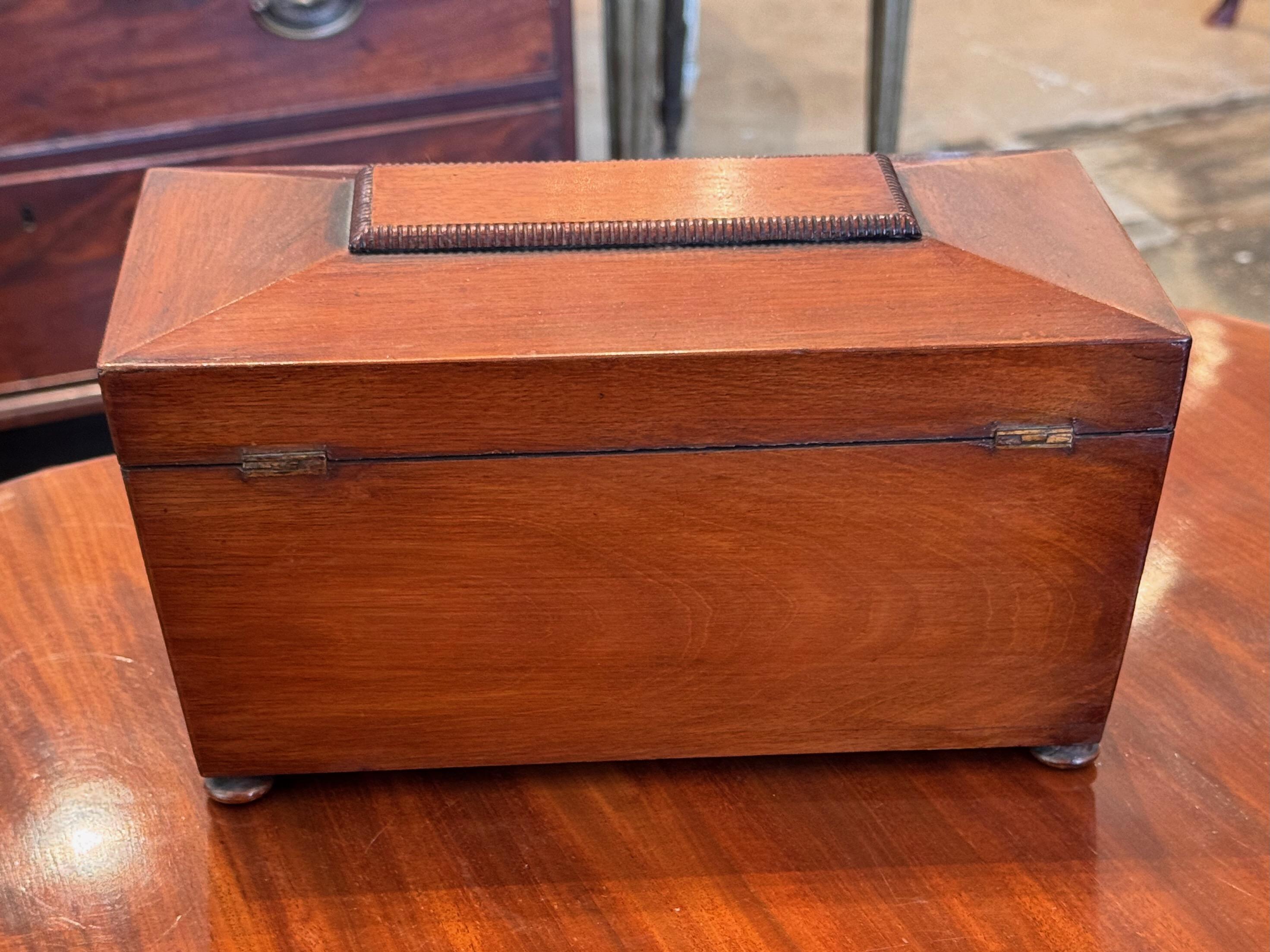 19th Century Mahogany Tea Caddy With Divided Interior in vendita 3