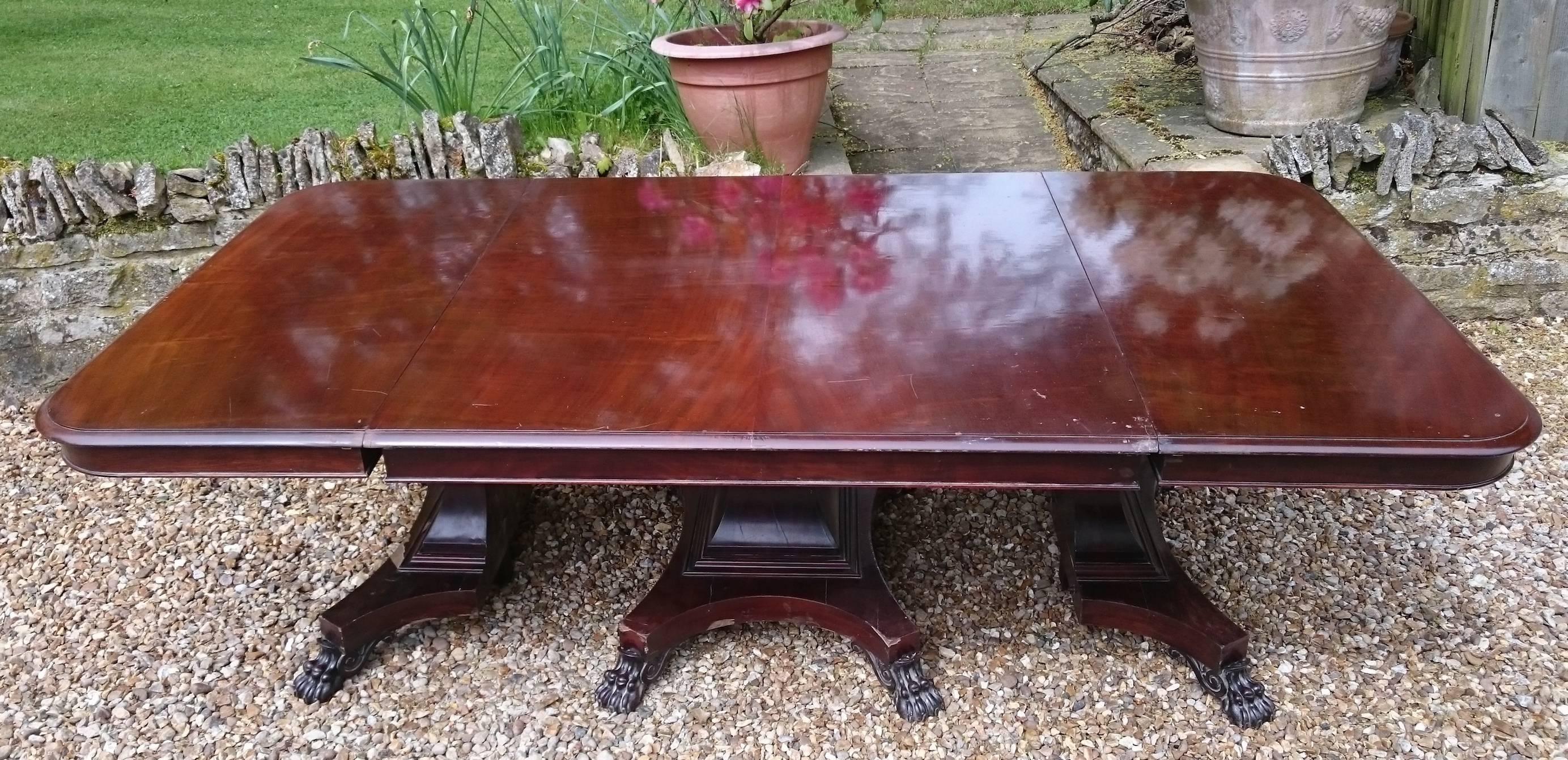 19th Century Mahogany Three Pedestal Dining Table In Excellent Condition For Sale In Gloucestershire, GB