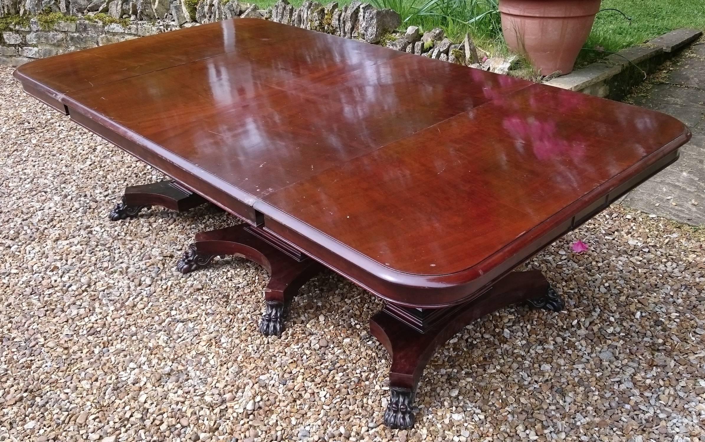 19th Century Mahogany Three Pedestal Dining Table For Sale 1
