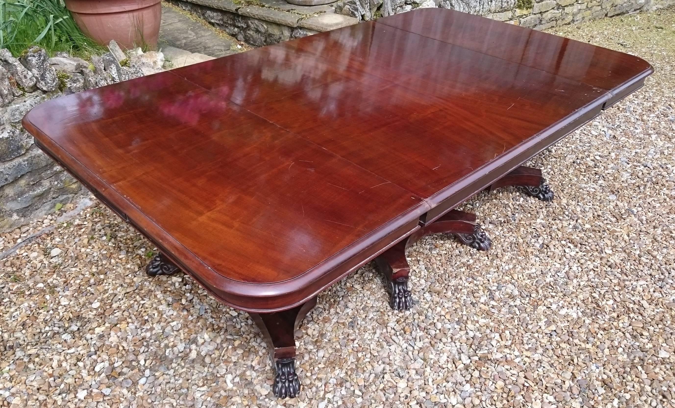 19th Century Mahogany Three Pedestal Dining Table For Sale 3