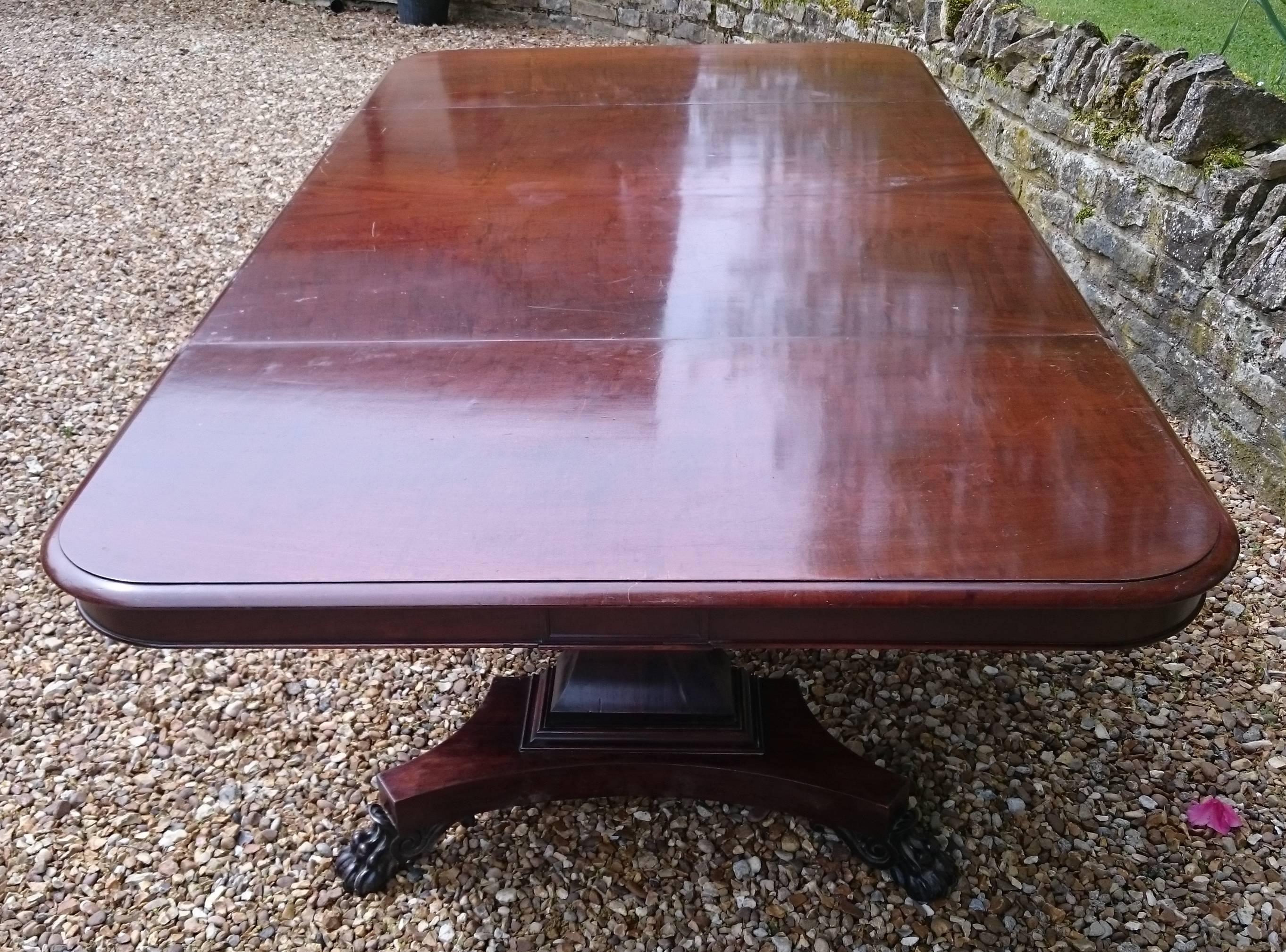 19th Century Mahogany Three Pedestal Dining Table For Sale 4