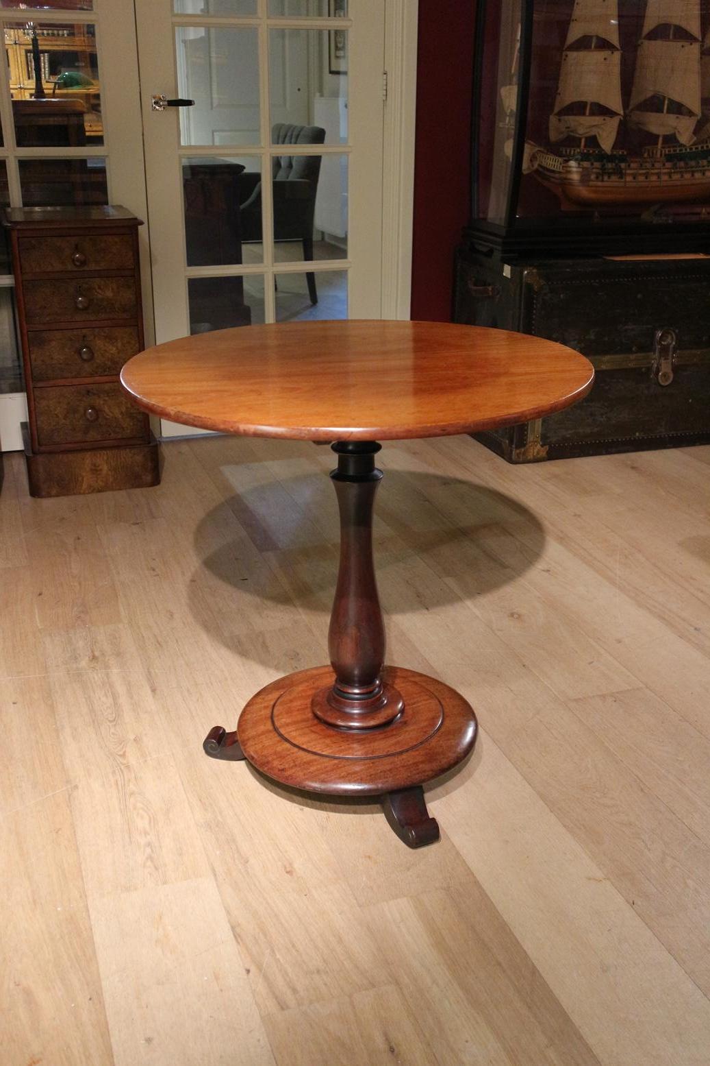 Antique round mahogany tilt top table in good and completely original condition. Warm color. Also very nice quality.

Origin: England
Period: Approx. 1840
Size: Diameter 72cm, height 73cm.