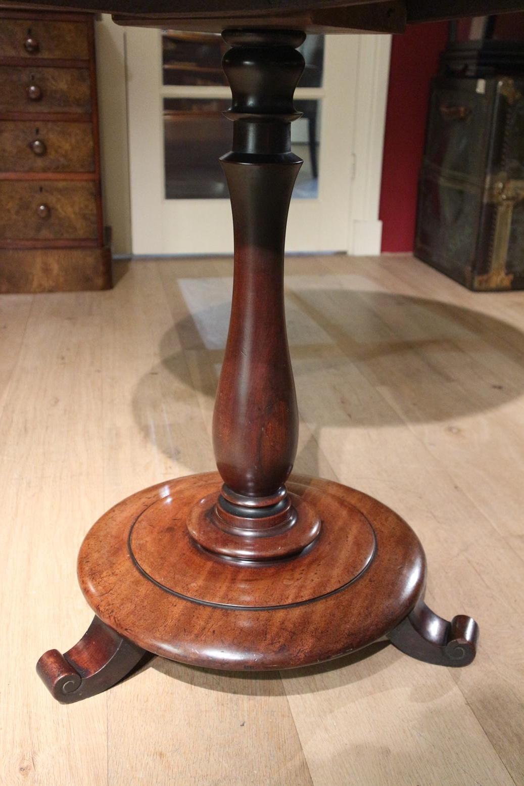 19th Century Mahogany Tilt Top Table In Good Condition In Eindhoven, NL