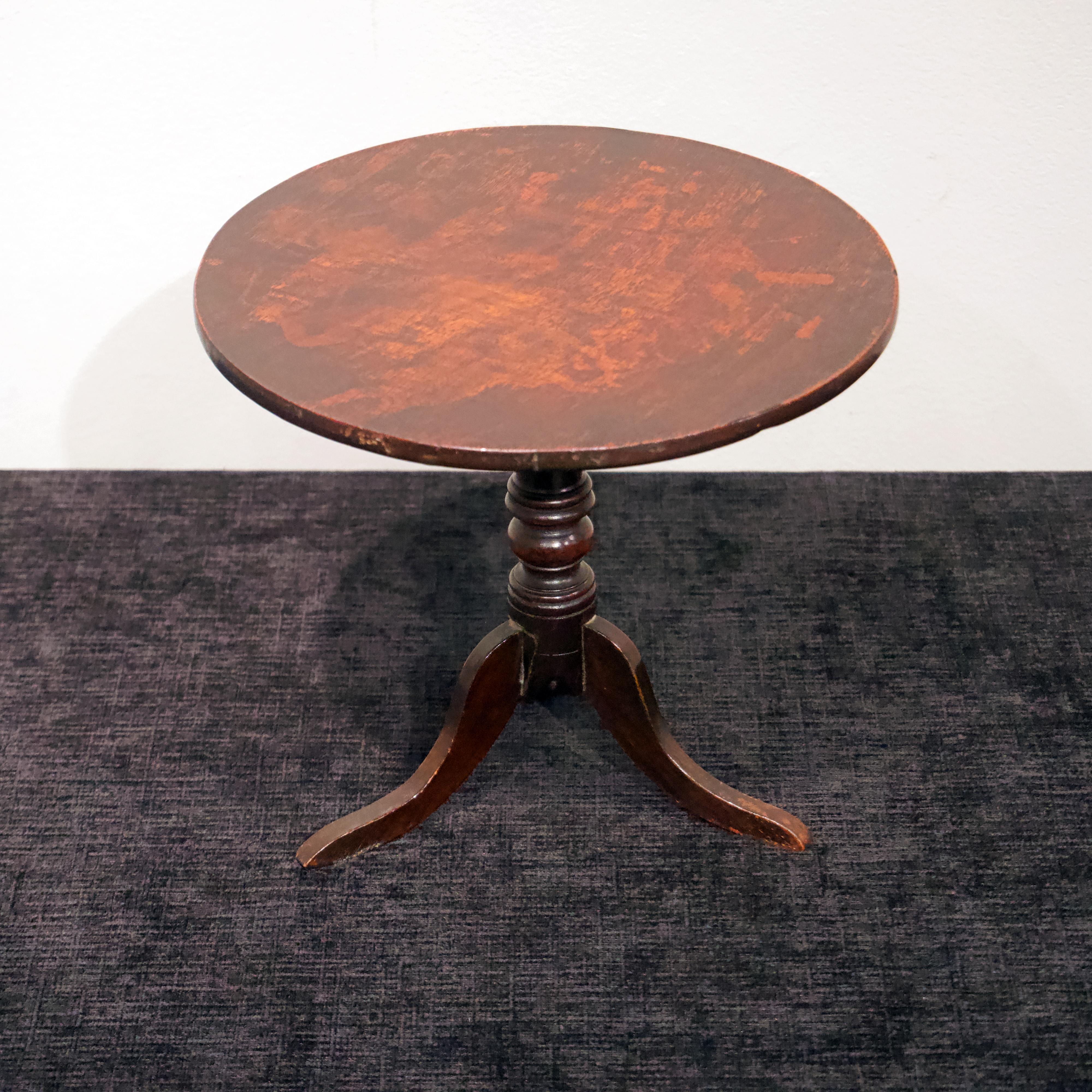 Table tripode à plateau basculant en acajou du début du XIXe siècle
Mini, vendeur ou exemple d'échantillon.

Avec une base inclinable et un trépied.