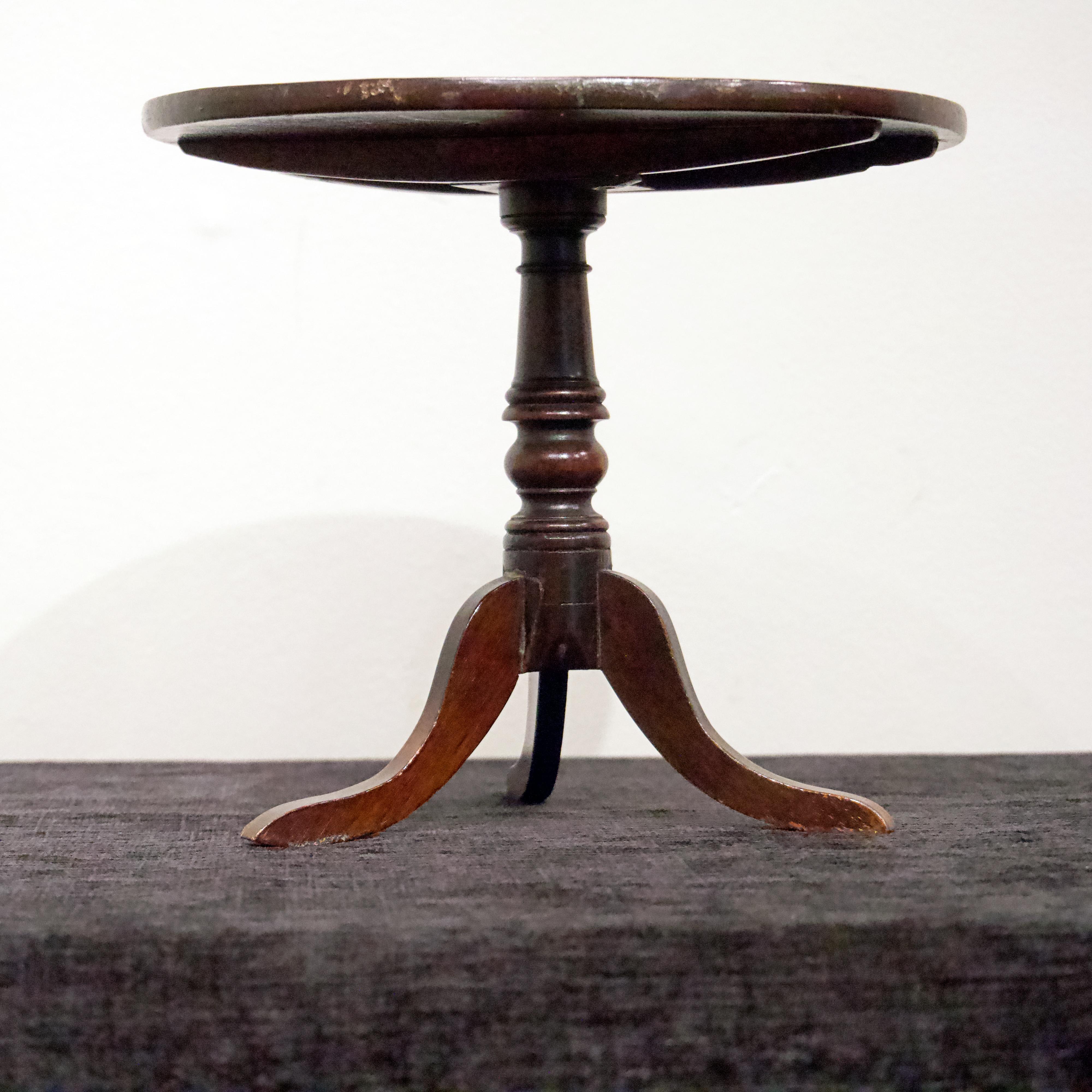 Classique américain Table tripode à plateau basculant en acajou du 19ème siècle, mini, vendeur ou échantillon d'exemple en vente