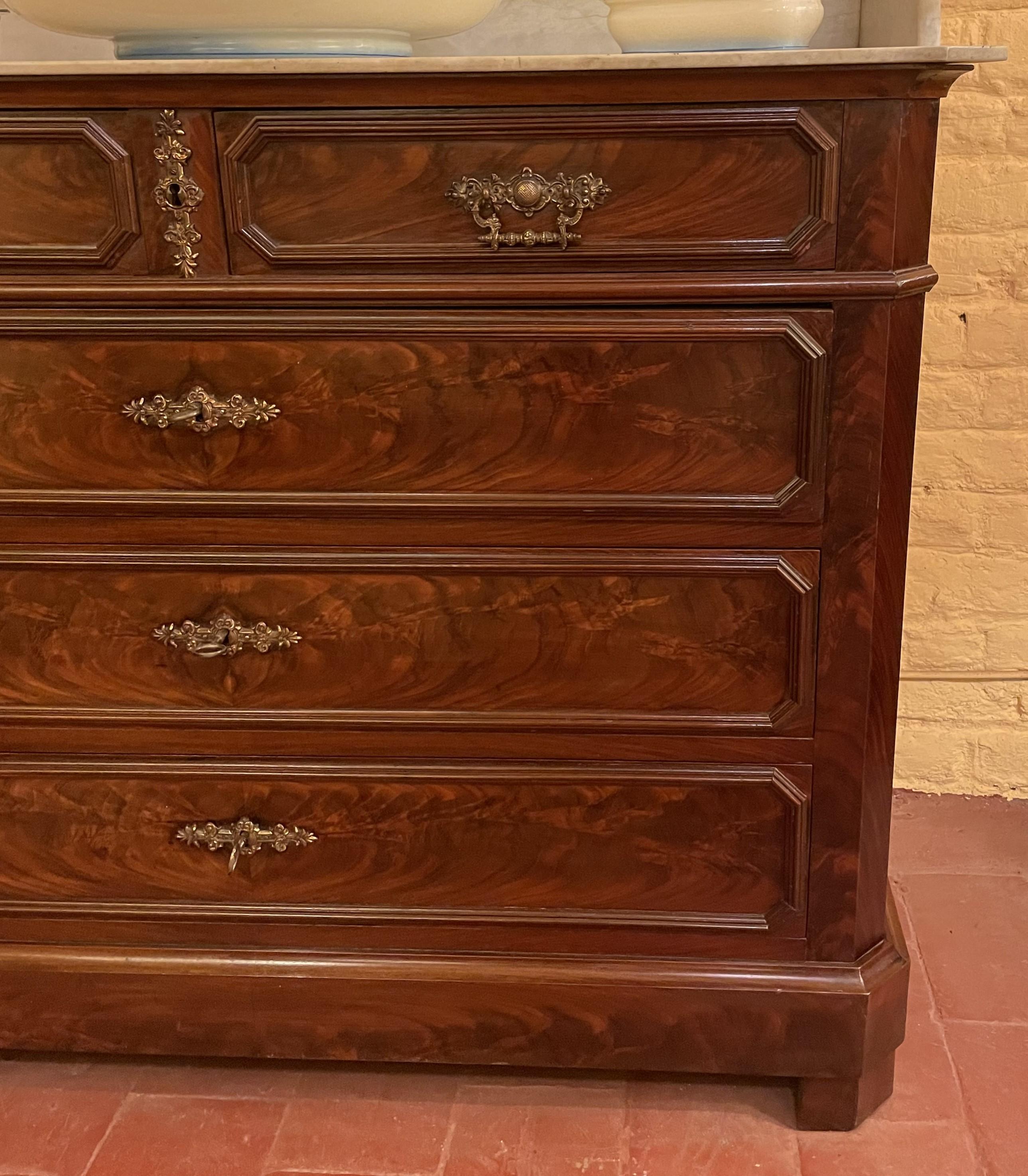 lovely 19th Century Mahogany Toilet/ lavaboCabinet

Very beautiful model in mahogany topped with white marble
The lower part is made up of 5 drawers. The three bottom drawers have their working keys. Original handles
Very beautiful flame on the