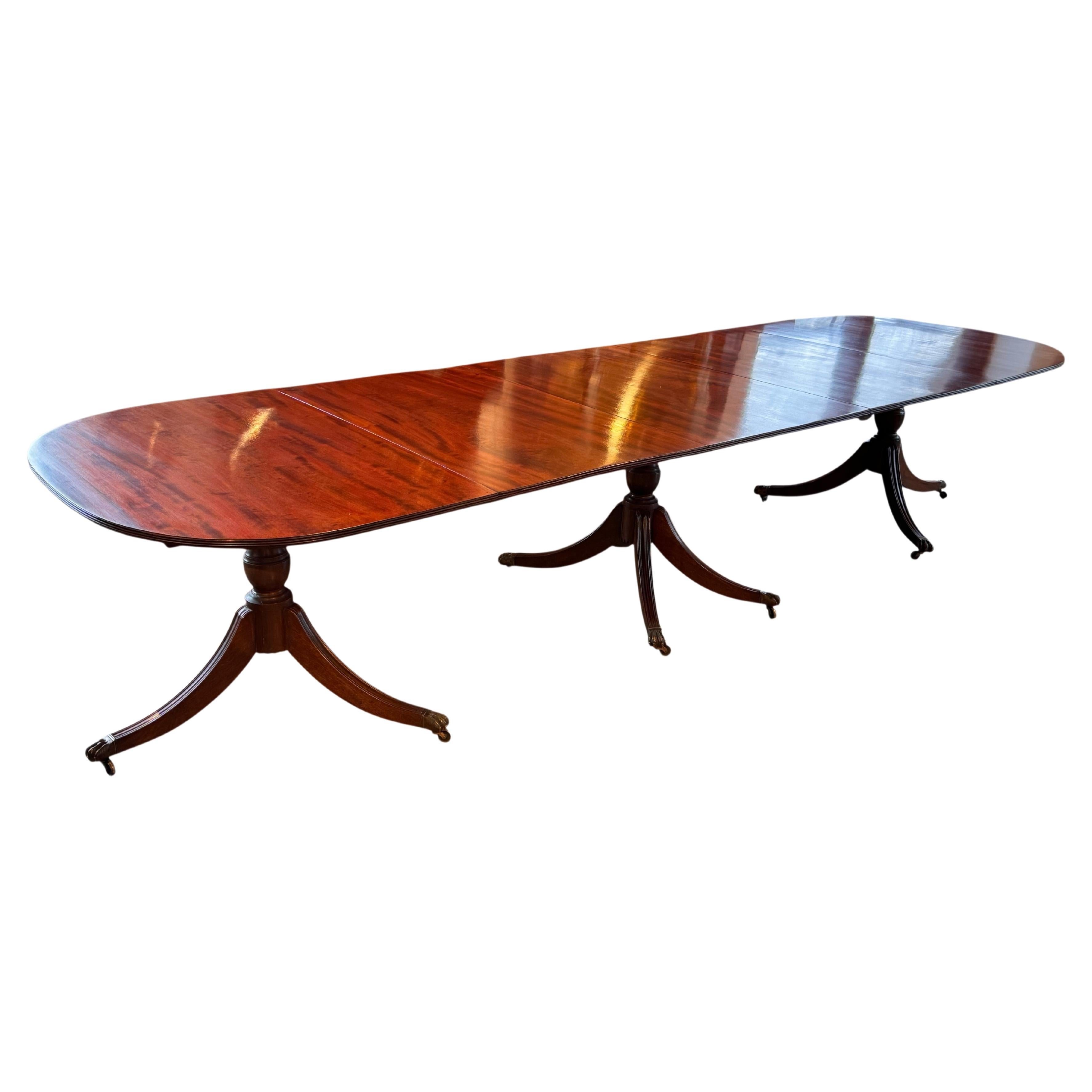 19th Century Mahogany Triple Pedestal Dining Table en venta