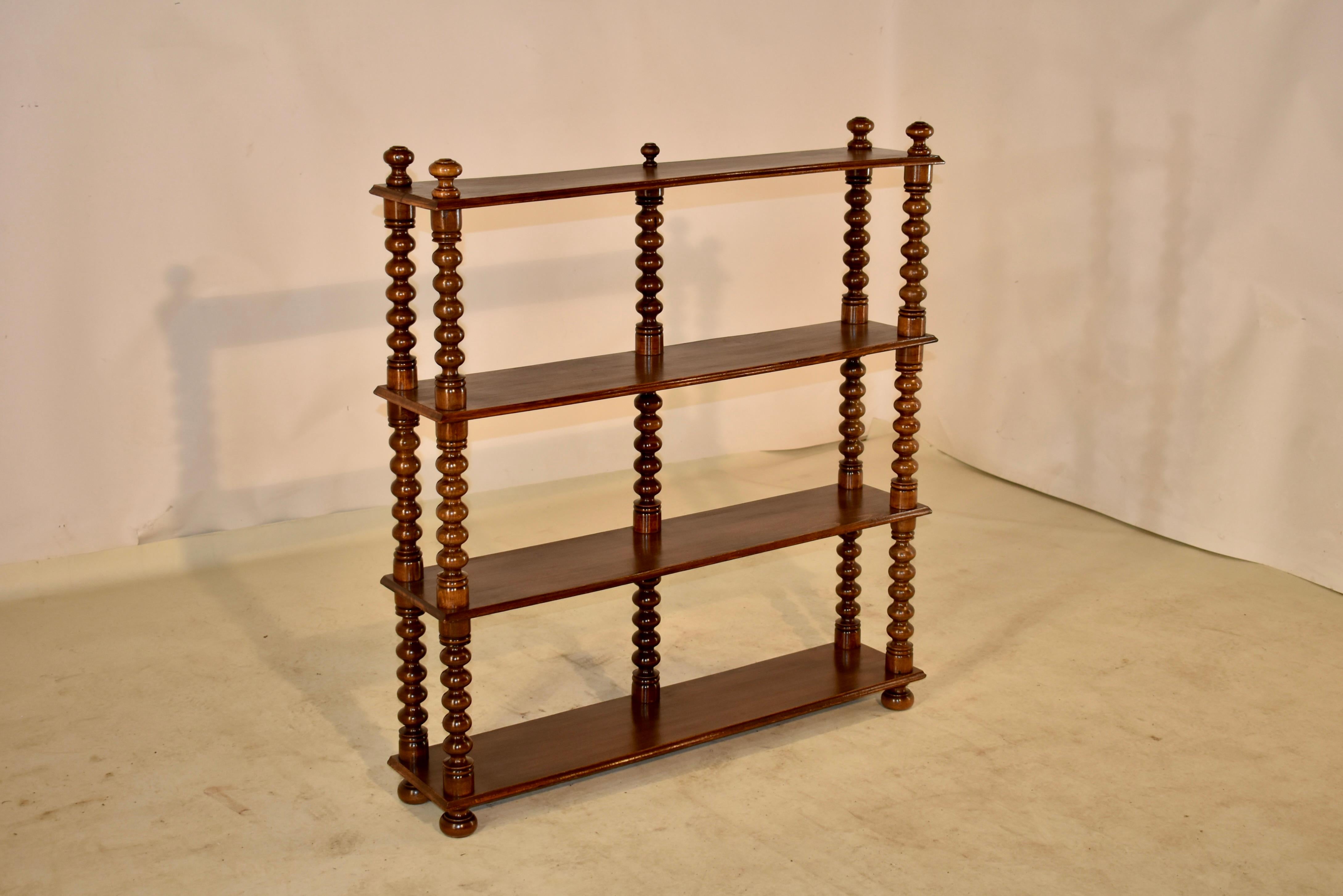 19th Century English standing shelf made from mahogany. It has lovely hand turned finials and shelf supports in a bobbin pattern, and is resting on lovely hand turned bun feet.