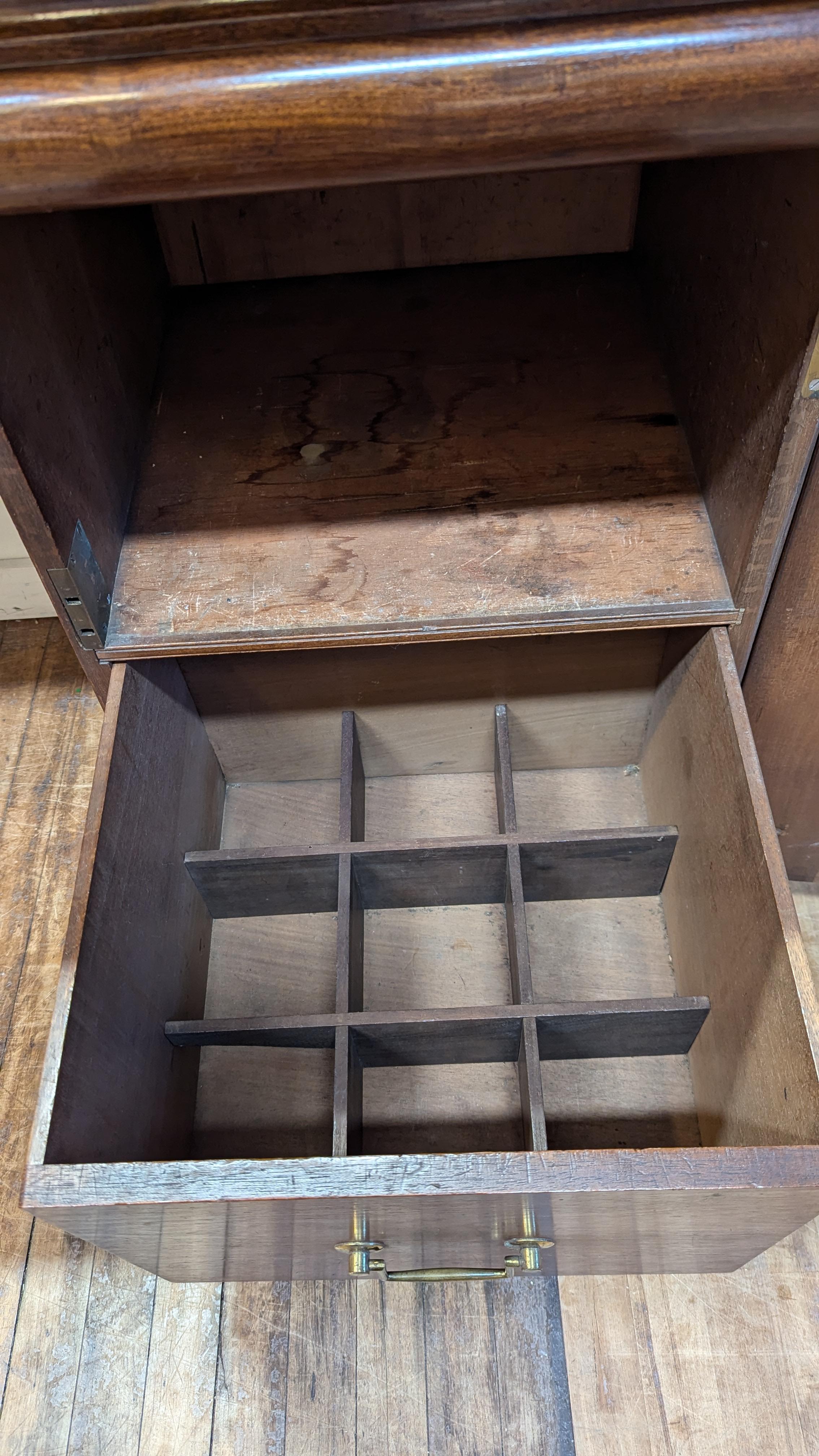 Credenza a due piedistalli in mogano del XIX secolo in vendita 7