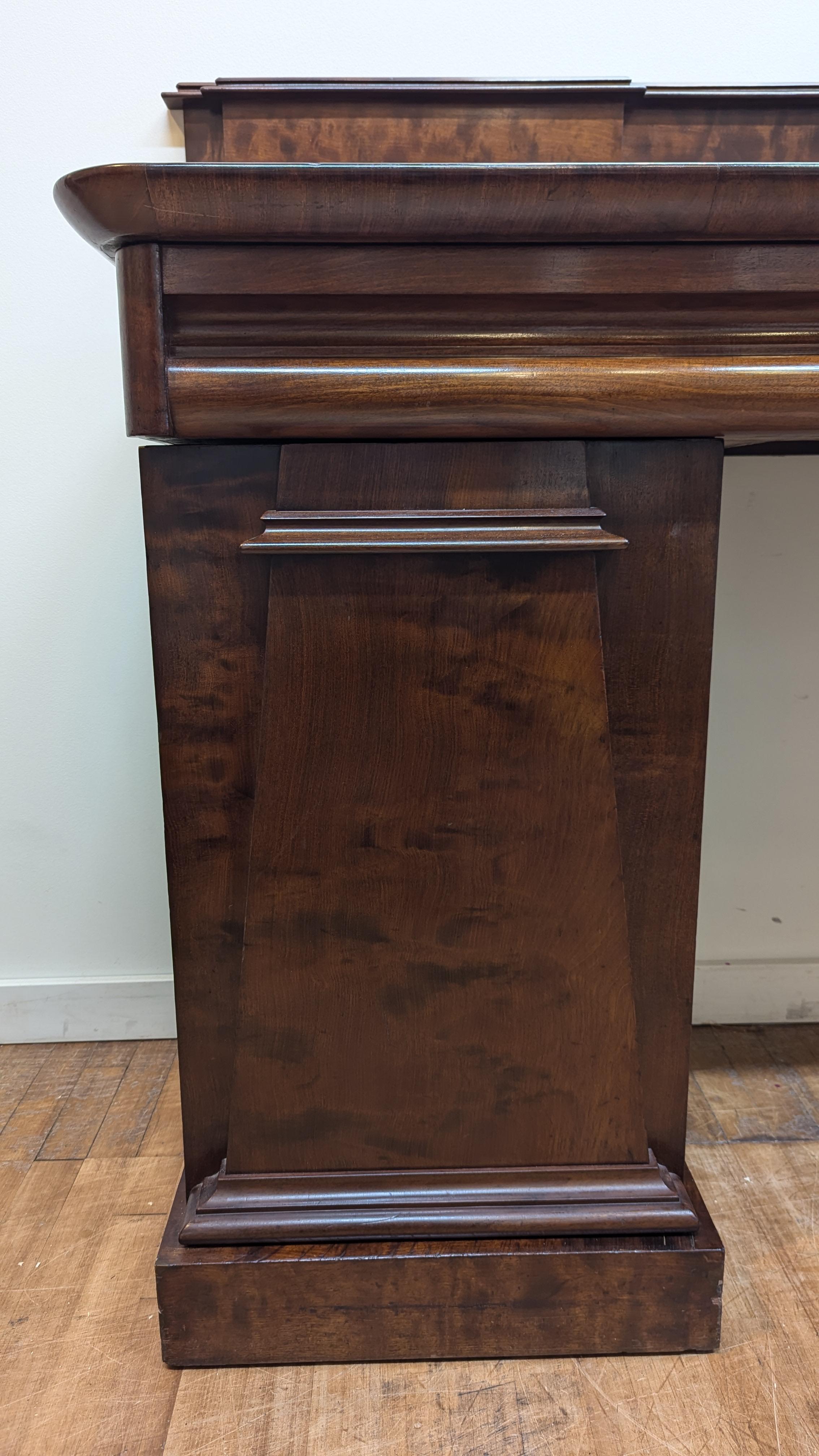 Credenza classica a due piedistalli in mogano del periodo William IV del XIX secolo. La credenza in mogano a due piedistalli è fedele all'epoca e le tavole in mogano massiccio costituiscono gran parte del pezzo.  I piedistalli gemelli sono dotati di