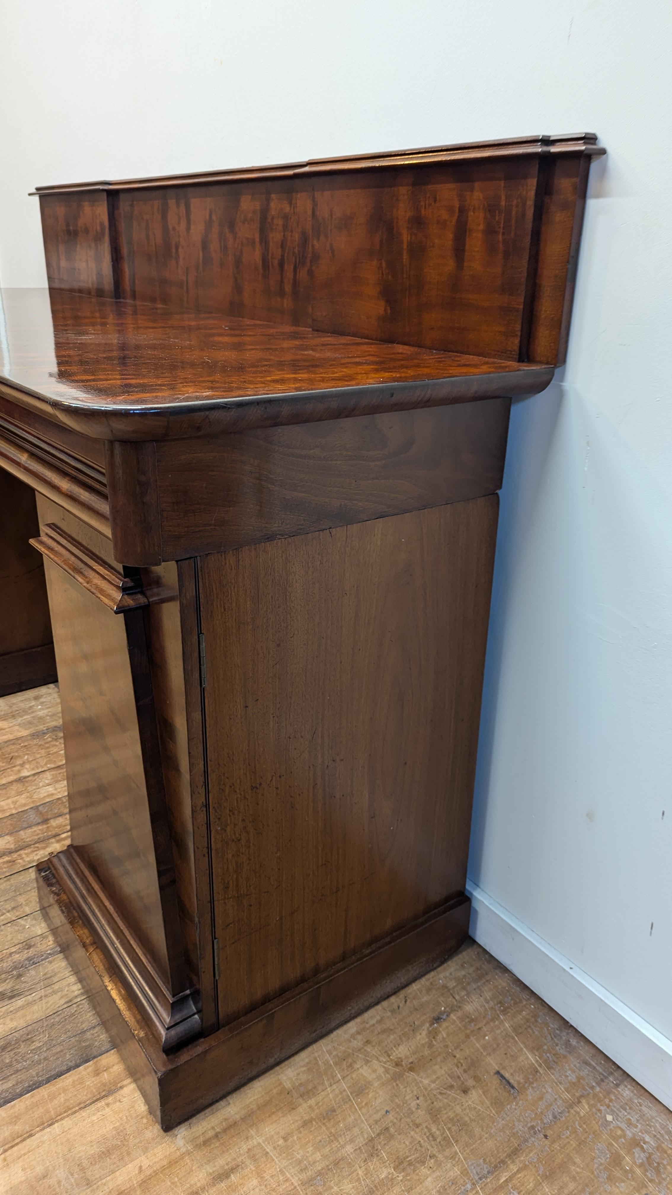 Europeo Credenza a due piedistalli in mogano del XIX secolo in vendita