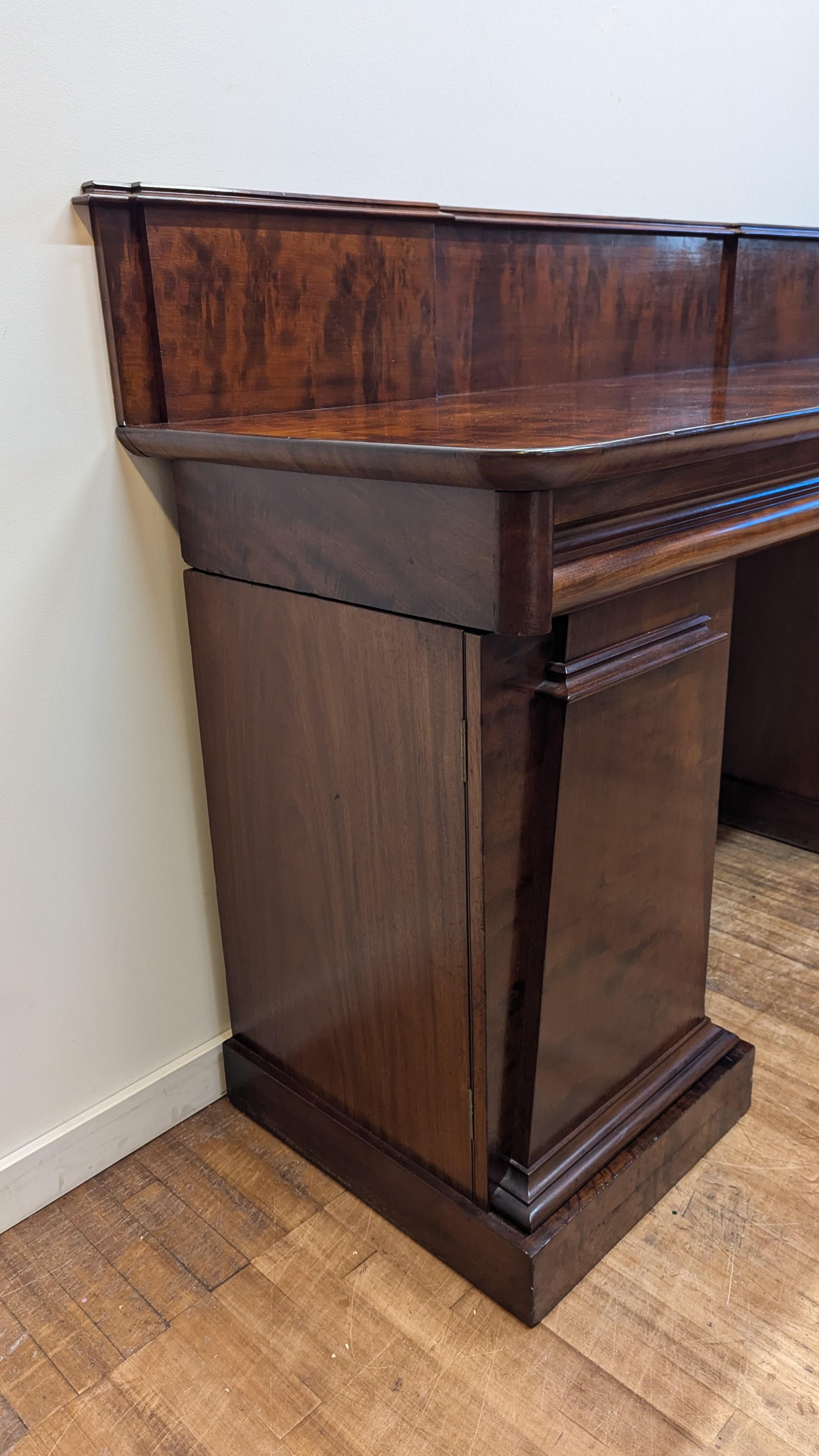 Mogano Credenza a due piedistalli in mogano del XIX secolo in vendita