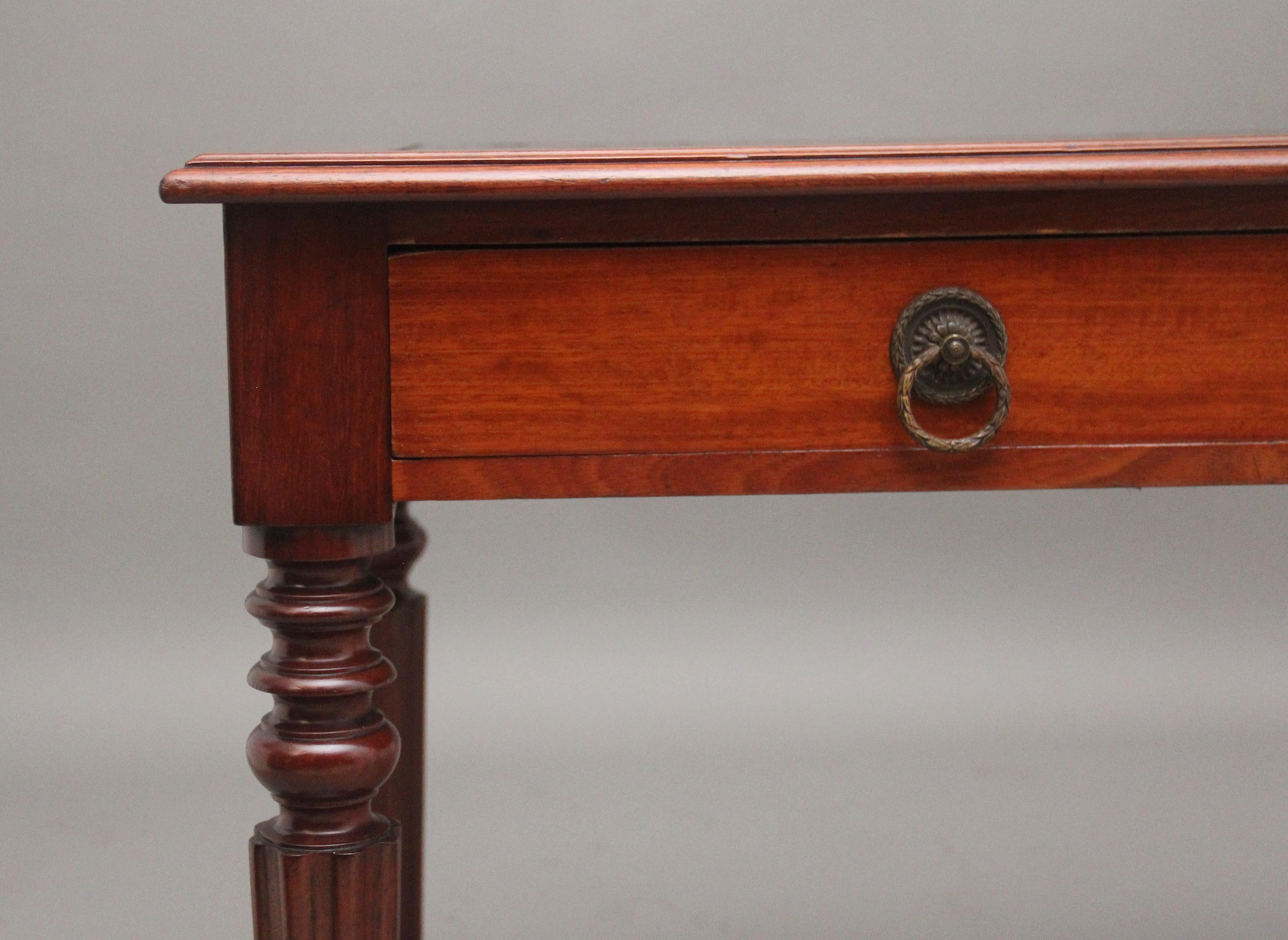Table à écrire à deux tiroirs en acajou du 19e siècle en vente 4