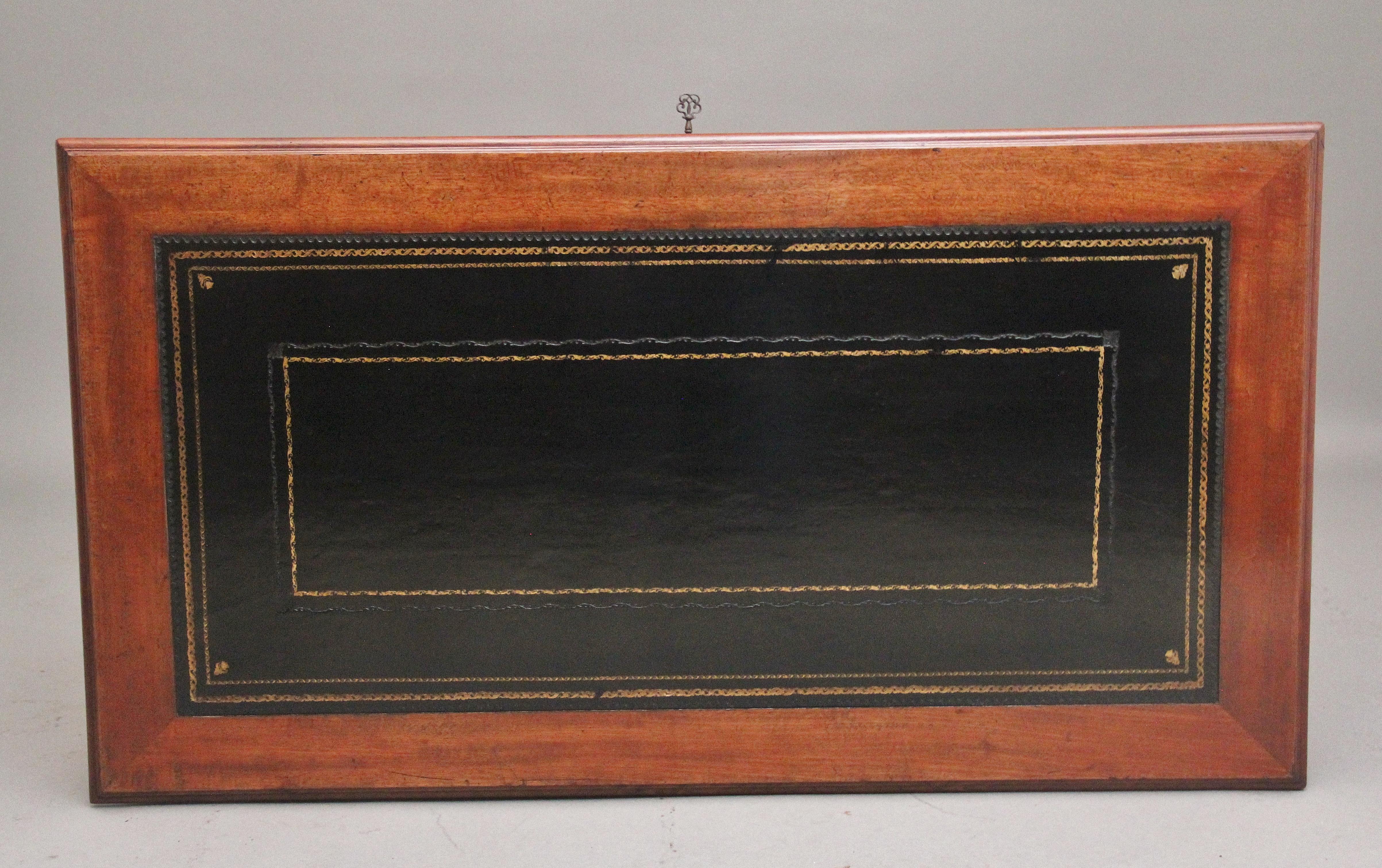 Début de l'époque victorienne Table à écrire à deux tiroirs en acajou du 19e siècle en vente