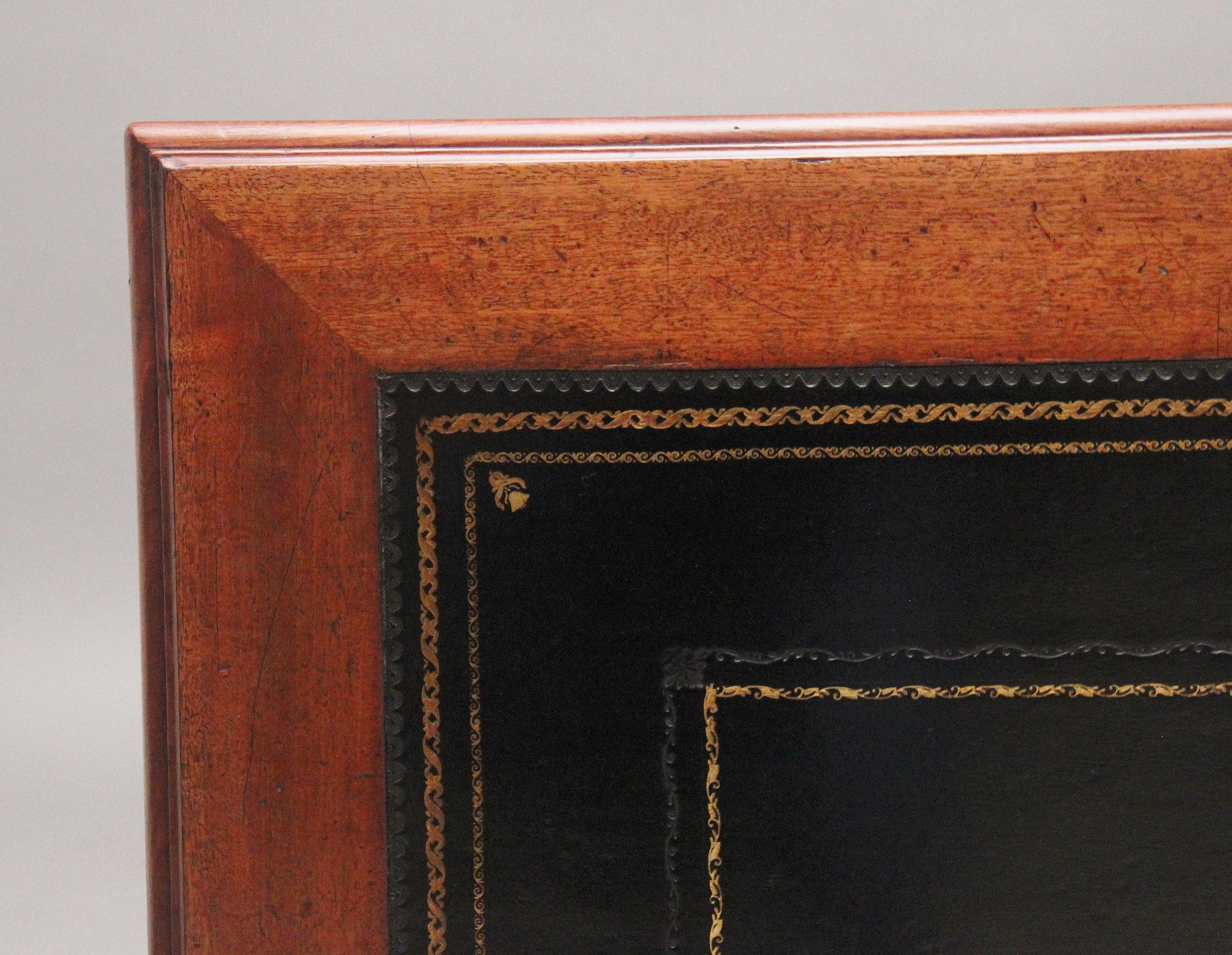 Britannique Table à écrire à deux tiroirs en acajou du 19e siècle en vente
