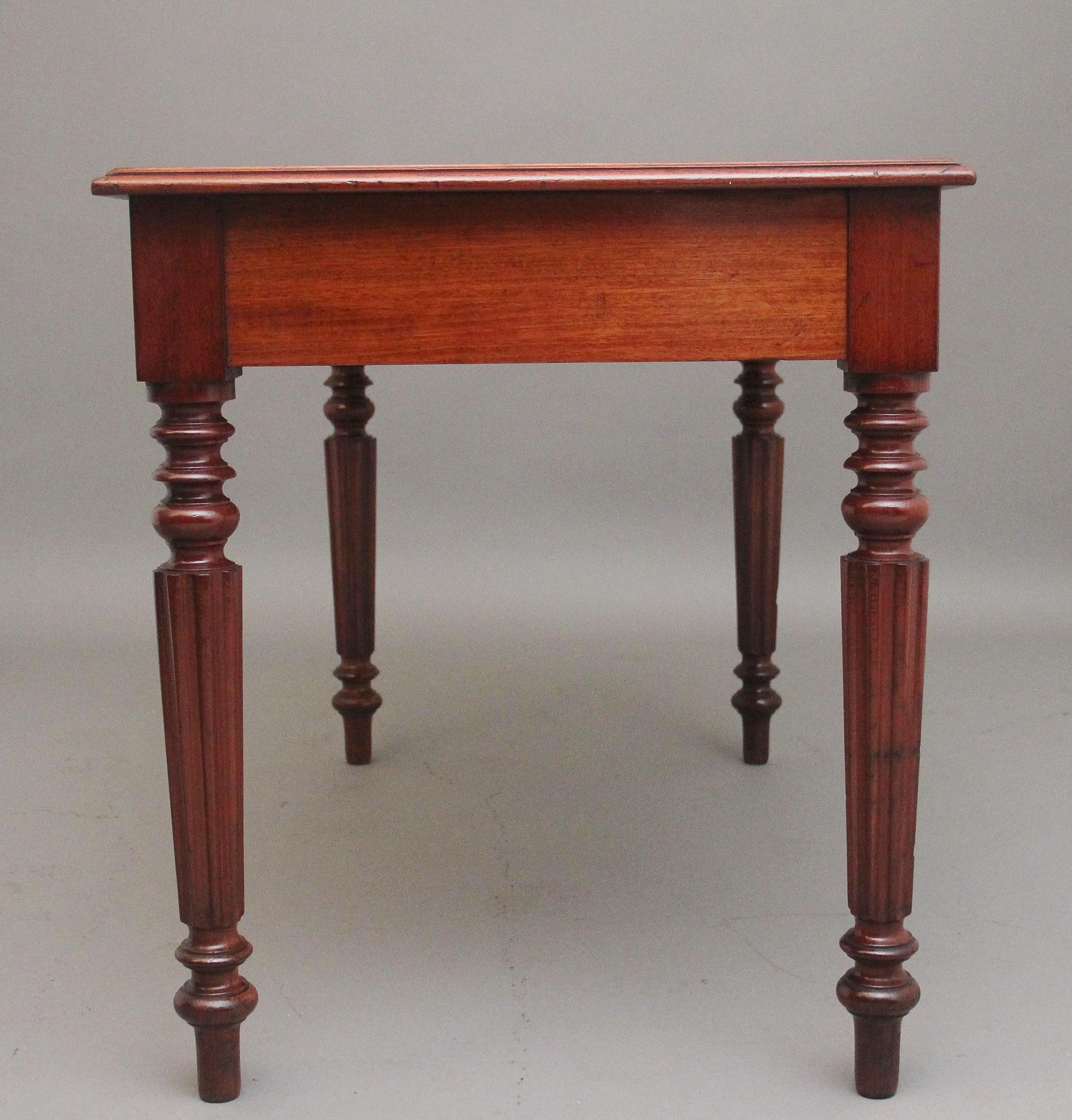 Table à écrire à deux tiroirs en acajou du 19e siècle Bon état - En vente à Martlesham, GB